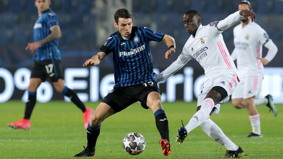 BERGAMO, ITALY - FEBRUARY 24: Marten De Roon of Atalanta B.C. is tackled by Ferland Mendy of Real Madrid during the UEFA Champions League Round of 16 match between Atalanta and Real Madrid at Gewiss Stadium on February 24, 2021 in Bergamo, Italy. Sporting