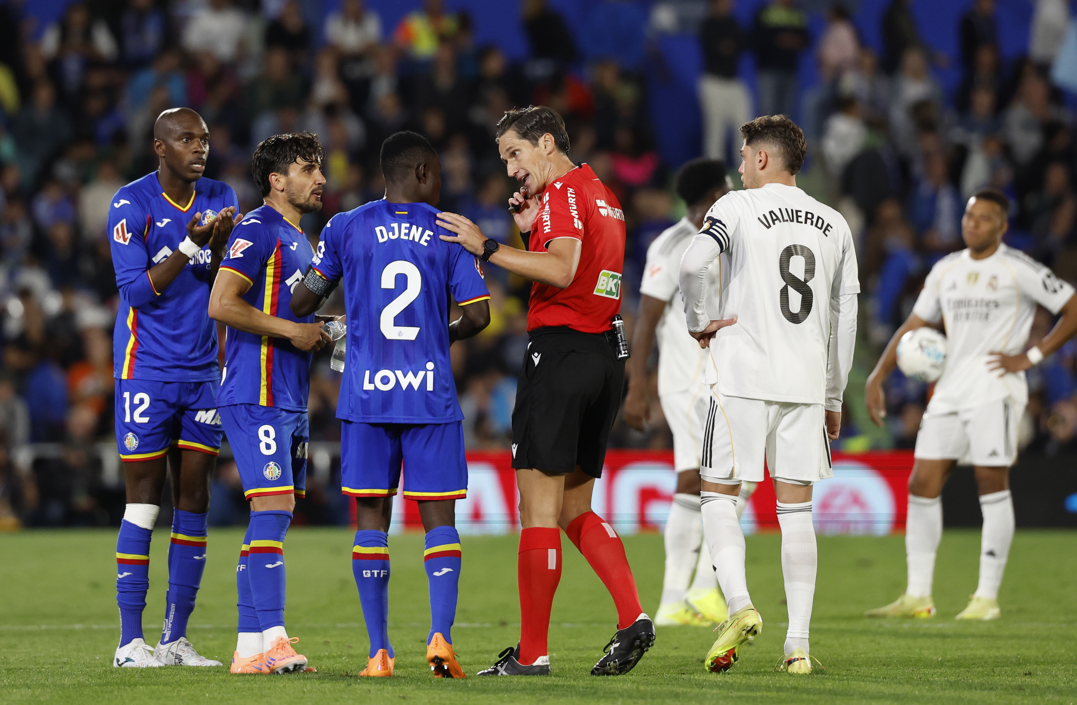 No llevaba más de un minuto en el campo y Nyom es expulsado por un golpe a Vinicius.