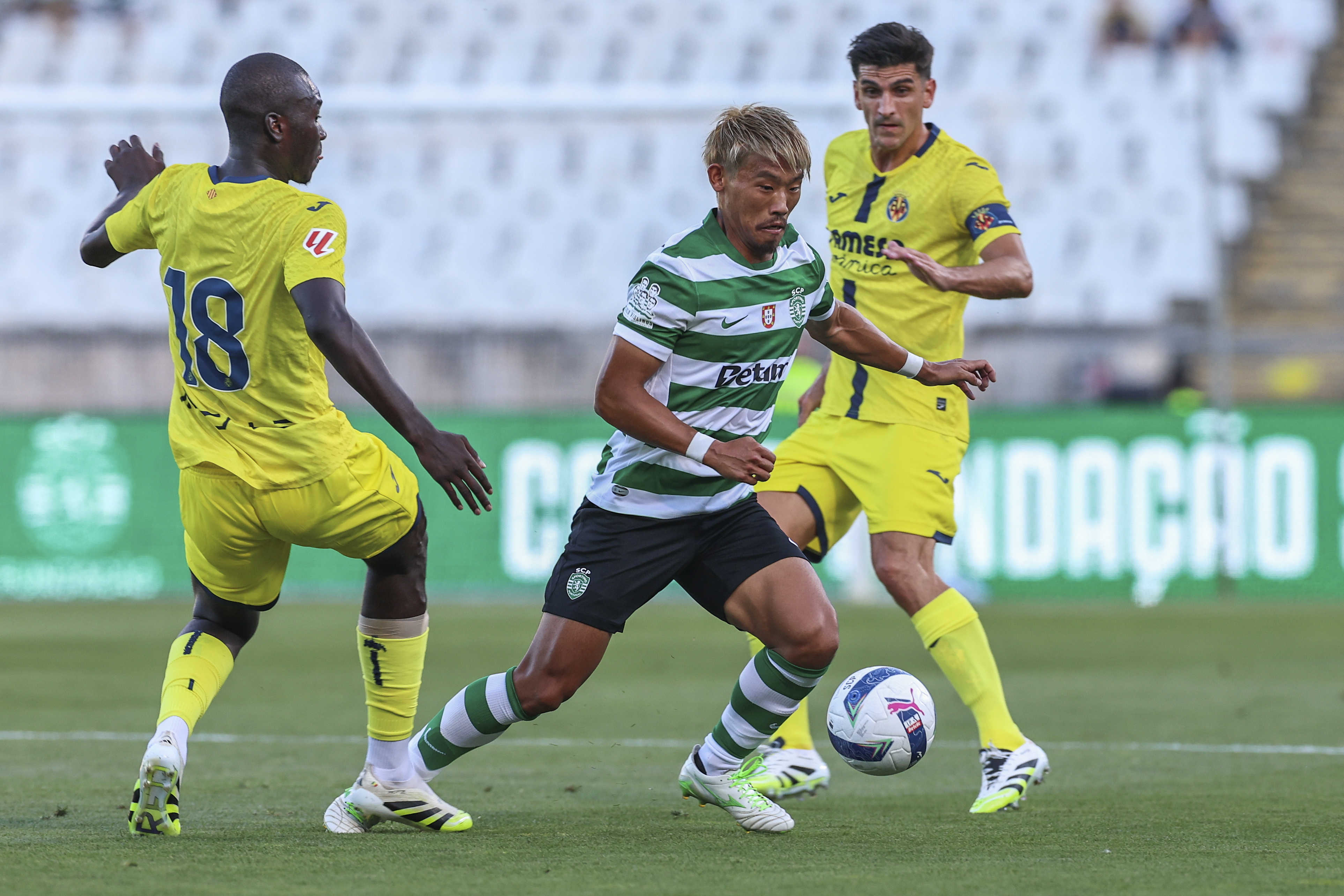 Oeiras (Portugal), 25/07/2025.- Sporting's Hidemasa Morita (C) in action against Villarreal's Pape Gueyeo during the Trofeu Cinco Violinos (Five Violin Trophy) soccer match between Sporting CP and Villarreal CF, in Oeiras, outskirts of Lisbon, Portugal, 25 July 2025. (Lisboa) EFE/EPA/ANTONIO COTRIM