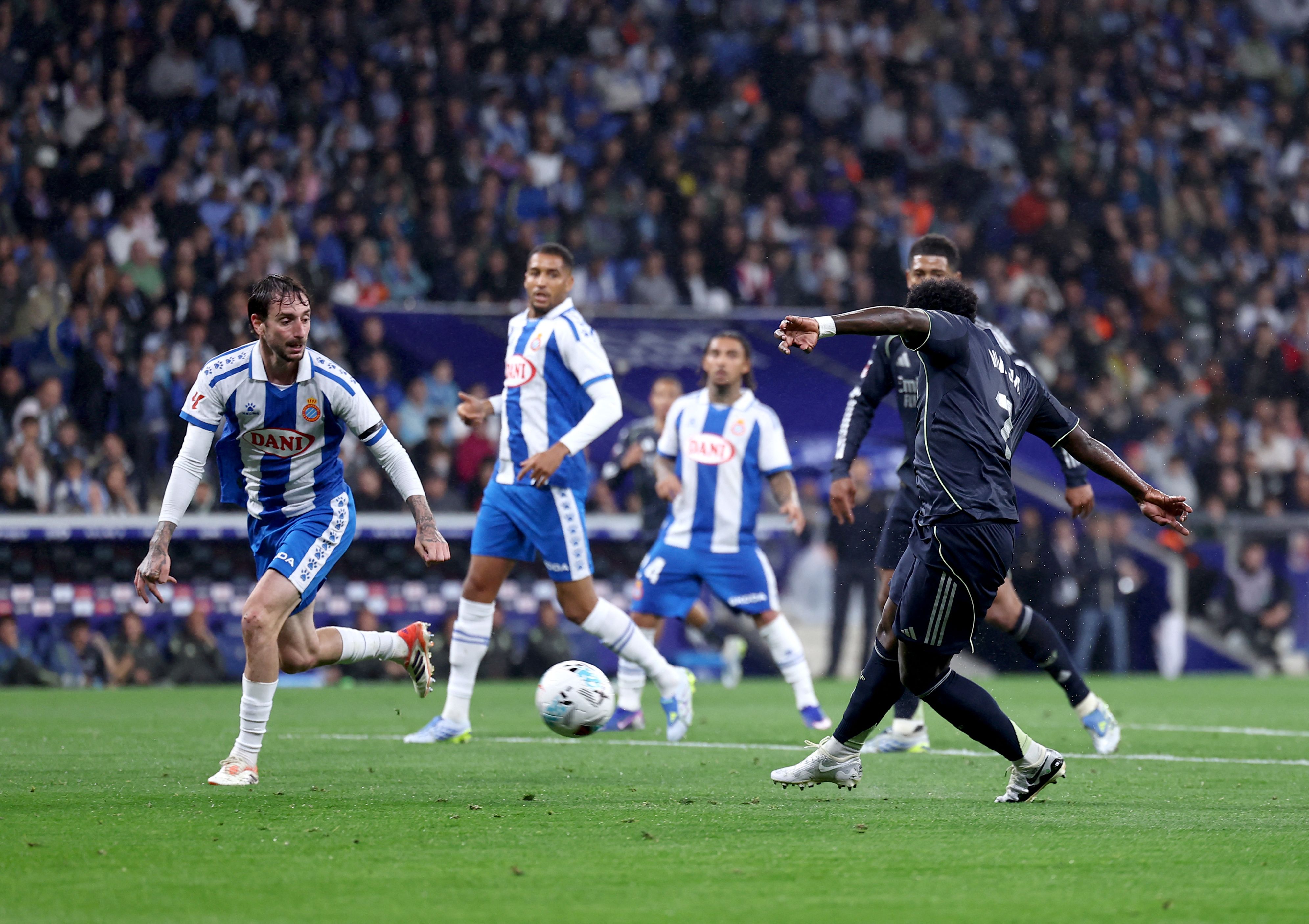 Vinicius desata el doblete que aplaza el alirón del Barça y hunde al Espanyol en la lucha por la permanencia — image 5