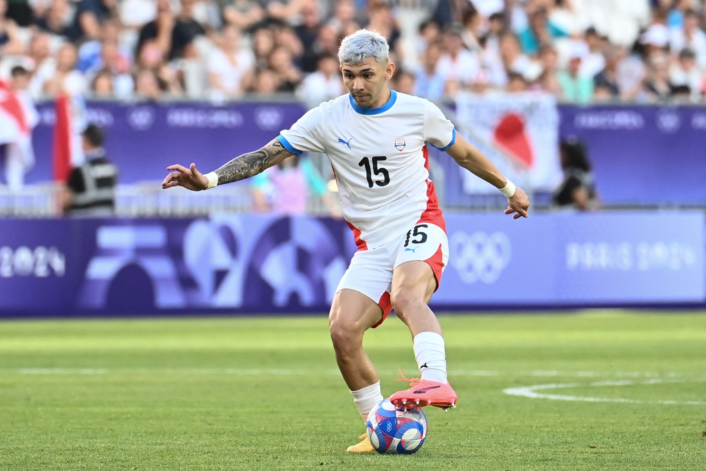 Paraguay's forward #15 Julio Enciso controls the ball in the men's group D football match between Japan and Paraguay during the Paris 2024 Olympic Games at the Bordeaux Stadium in Bordeaux on July 24, 2024. (Photo by Christophe ARCHAMBAULT / AFP)