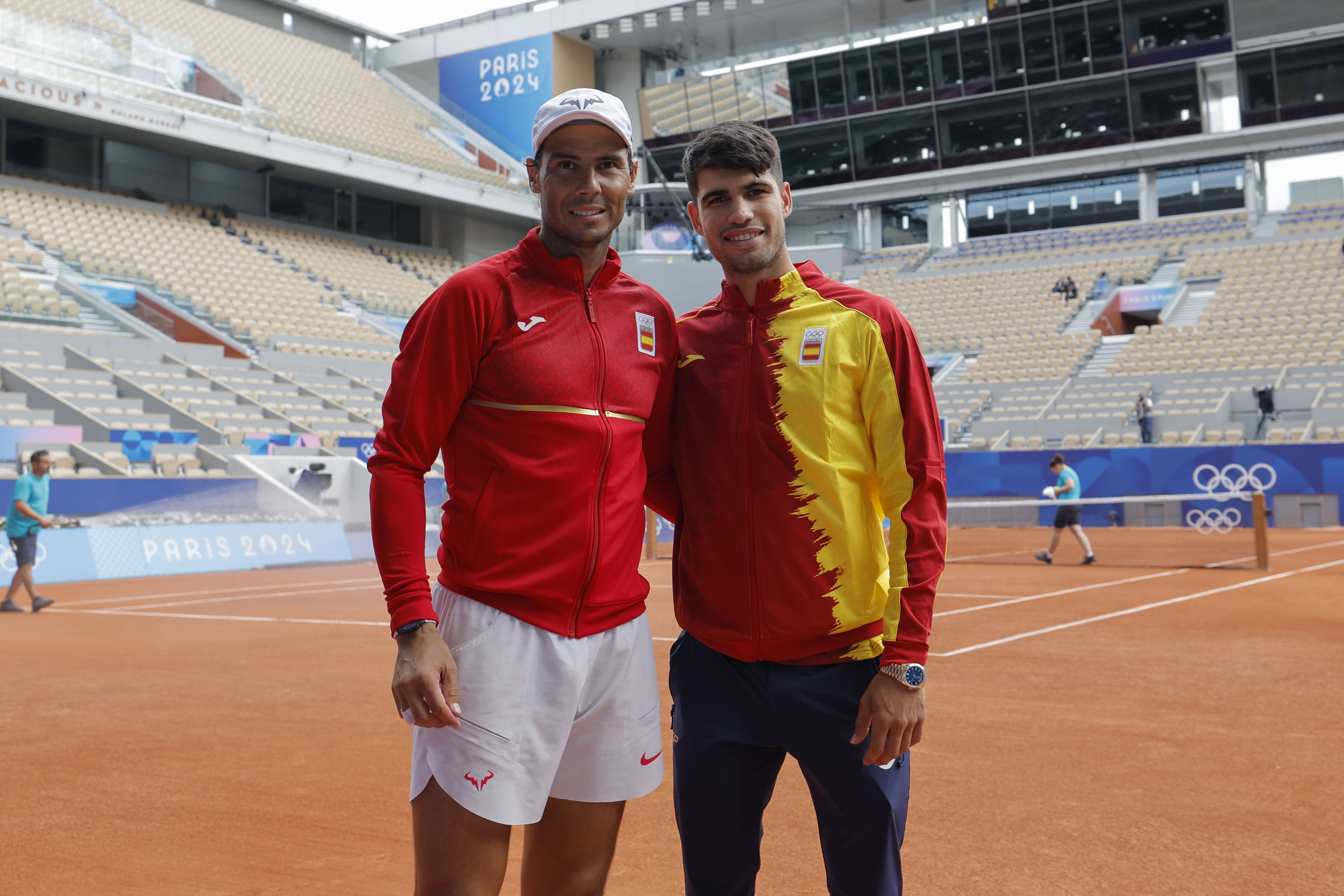 PARÍS, 23/07/2024.- Los tenistas españoles Rafa Nadal y Carlos Alcaraz (d) posan tras un entrenamiento este martes en París (Francia), para preparar su debut en los Juegos Olímpicos. La llegada de Rafael Nadal y Carlos Alcaraz ha levantado pasiones en la Villa Olímpica que poco a poco y paulatinamente es poblada por deportistas de todo el mundo que en los próximos días entrarán en acción en los Juegos del 2024. EFE/ Lavandeira
