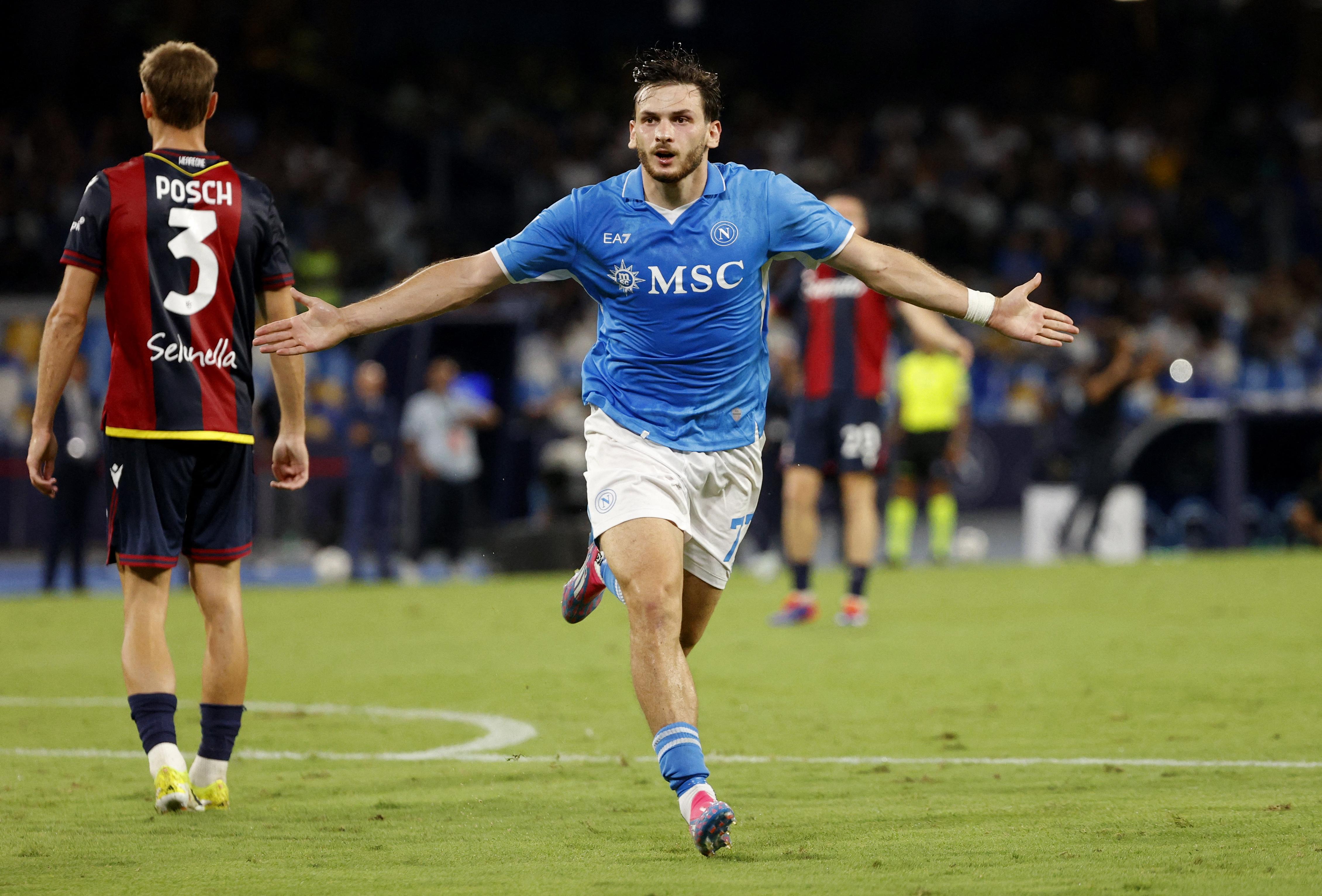 Khvicha Kvaratskhelia celebra un gol