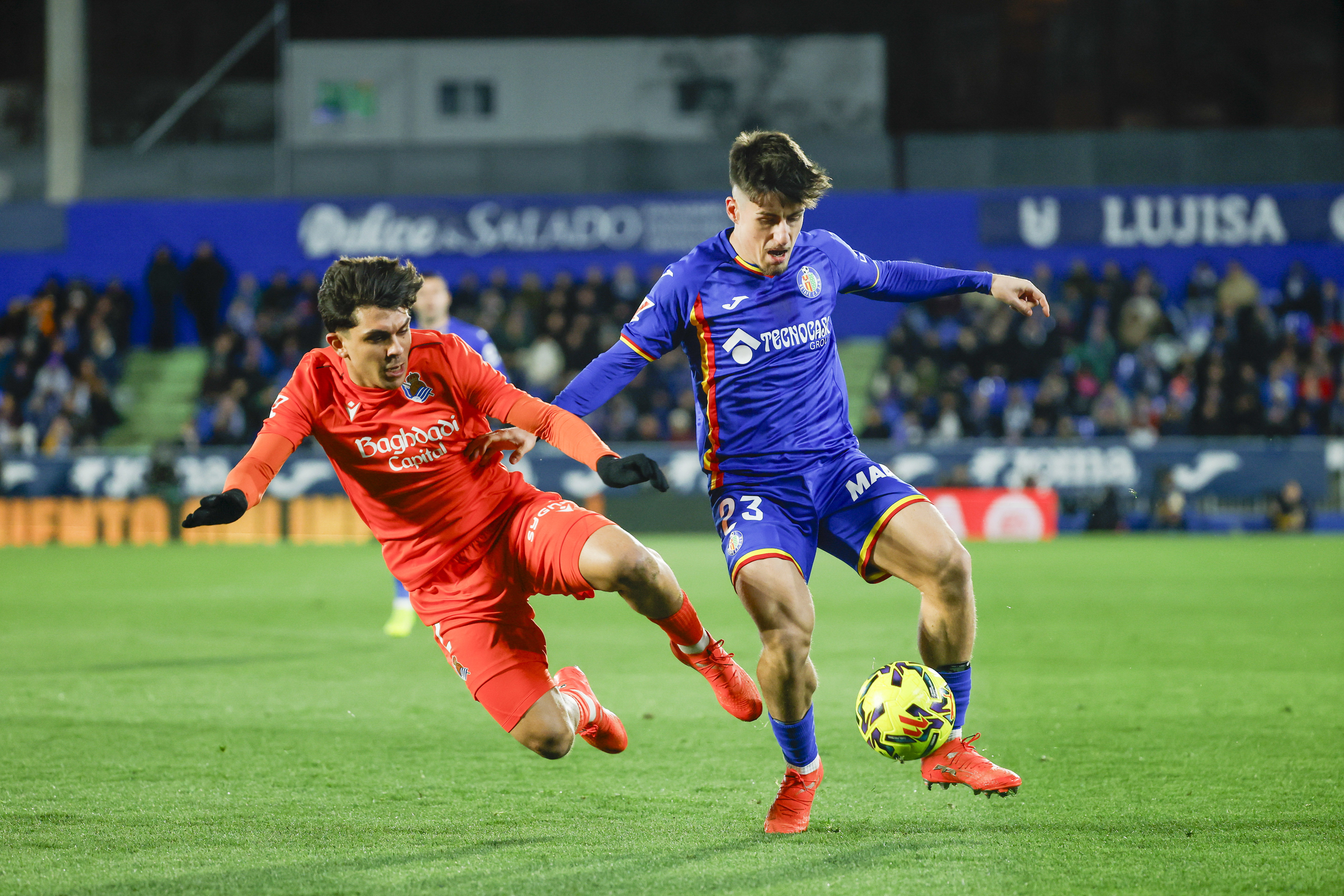 GETAFE (COMUNIDAD DE MADRID), 09/01/2026.- El delantero del Getafe Adrián Liso (d) pelea un balón ante el defensa de la Real Sociedad Jon Aramburu durante el partido de la jornada 19 de LaLiga EA Sports que disputan Getafe CF y la Real Sociedad este viernes, en el Coliseum de Getafe (Comunidad de Madrid). EFE/ Juanjo Martín