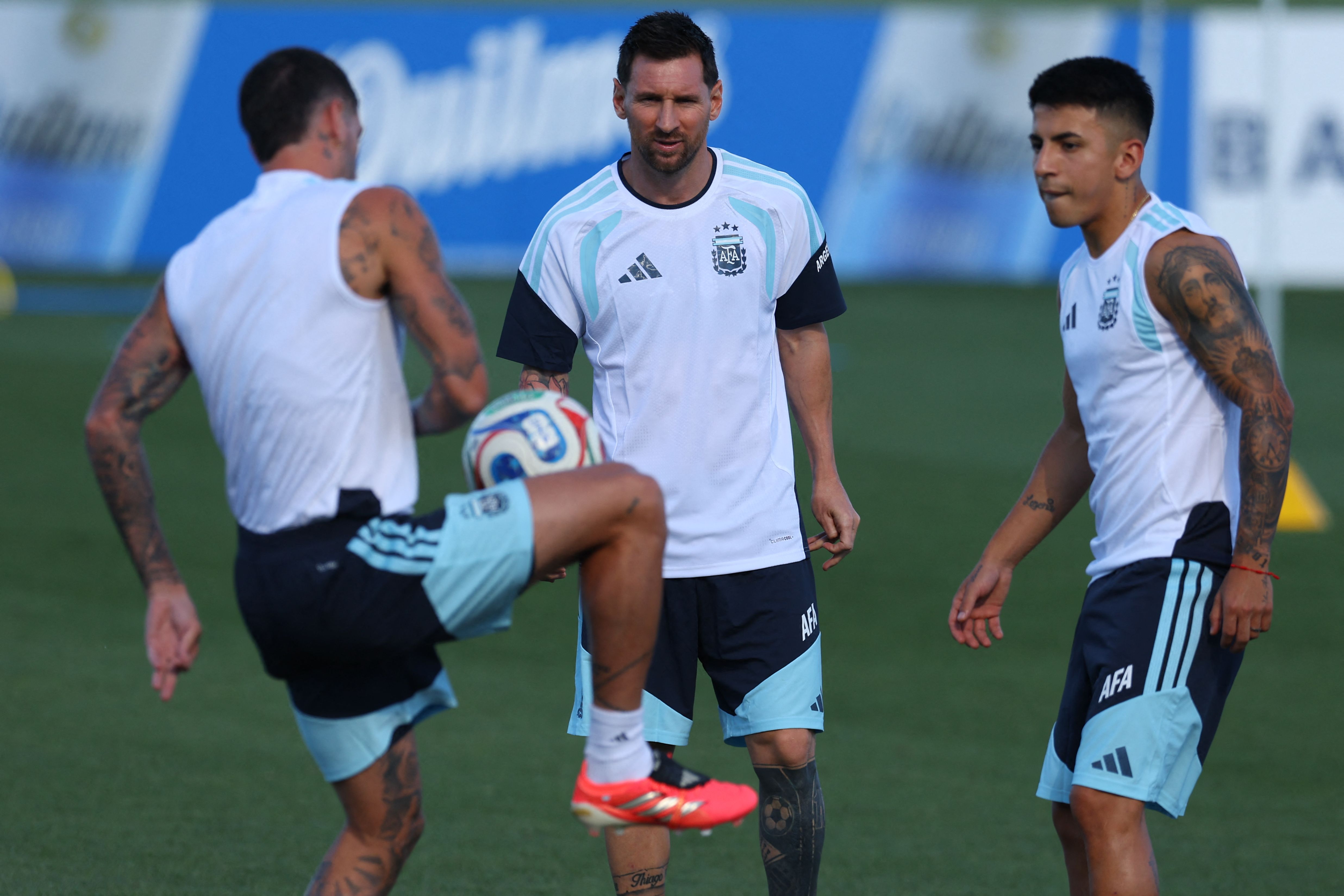 KANSAS CITY, MISSOURI - JUNE 15: (L to R) Midfielder Rodrigo De Paul, forward Lionel Messi and midfielder Thiago Almada of Argentina take part in a training session one day ahead of the FIFA World Cup 2026 Group J match between Argentina and Algeria at Kansas City Stadium on June 15, 2026 in Kansas City, Missouri. Alejandro Pagni/Getty Images/AFP (Photo by GETTY IMAGES / GETTY IMAGES NORTH AMERICA / Getty Images via AFP)