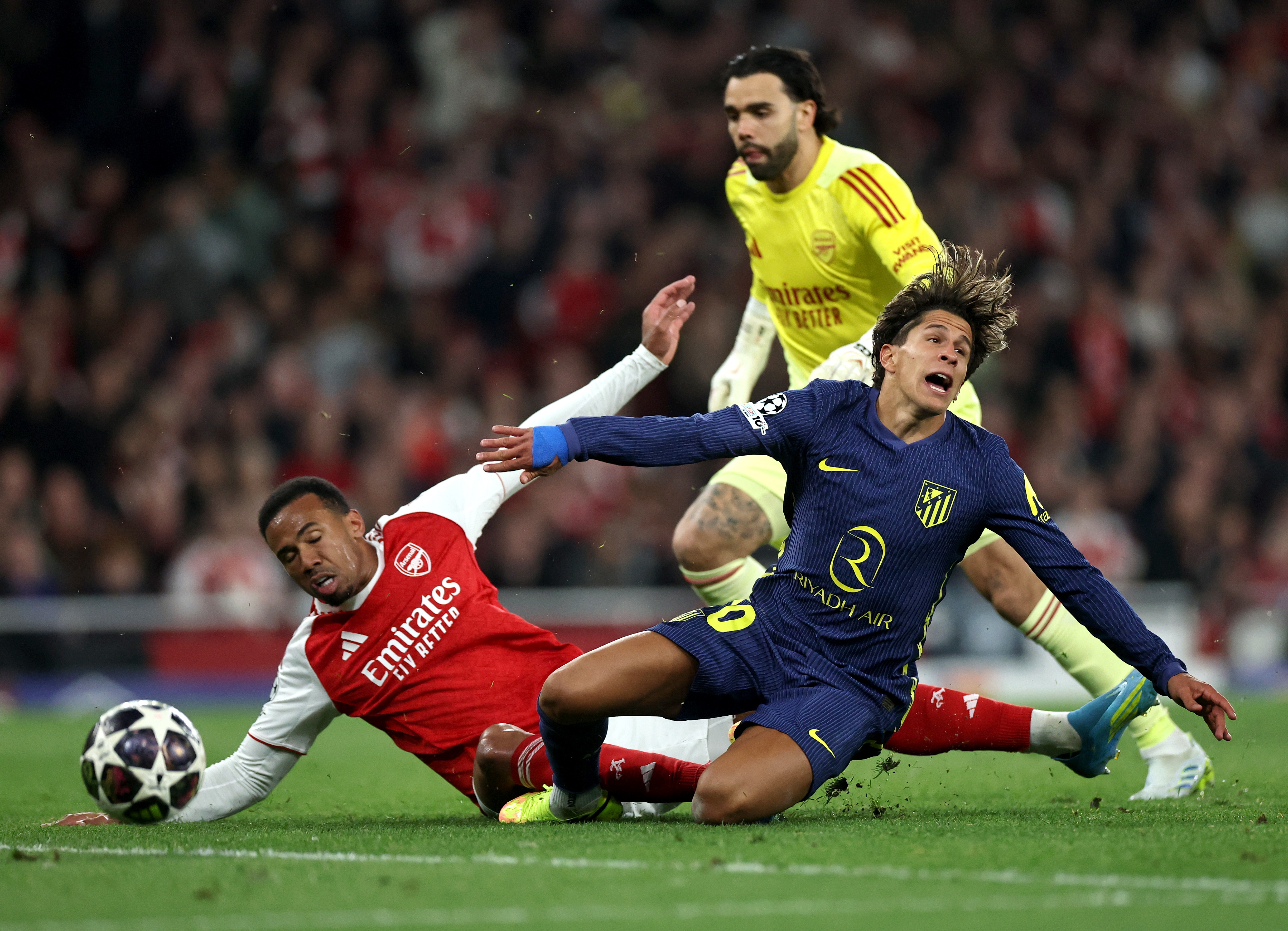 LONDON (United Kingdom), 05/05/2026.- Arsenal goalkeeper David Raya (rear) and teammate Gabriel (L) in action against Giuliano Simeone of Atletico during the UEFA Champions League semi-finals 2nd leg match Arsenal FC against Atletico de Madrid, in London, Britain, 05 May 2026. (Liga de Campeones, Reino Unido, Londres) EFE/EPA/NEIL HALL
