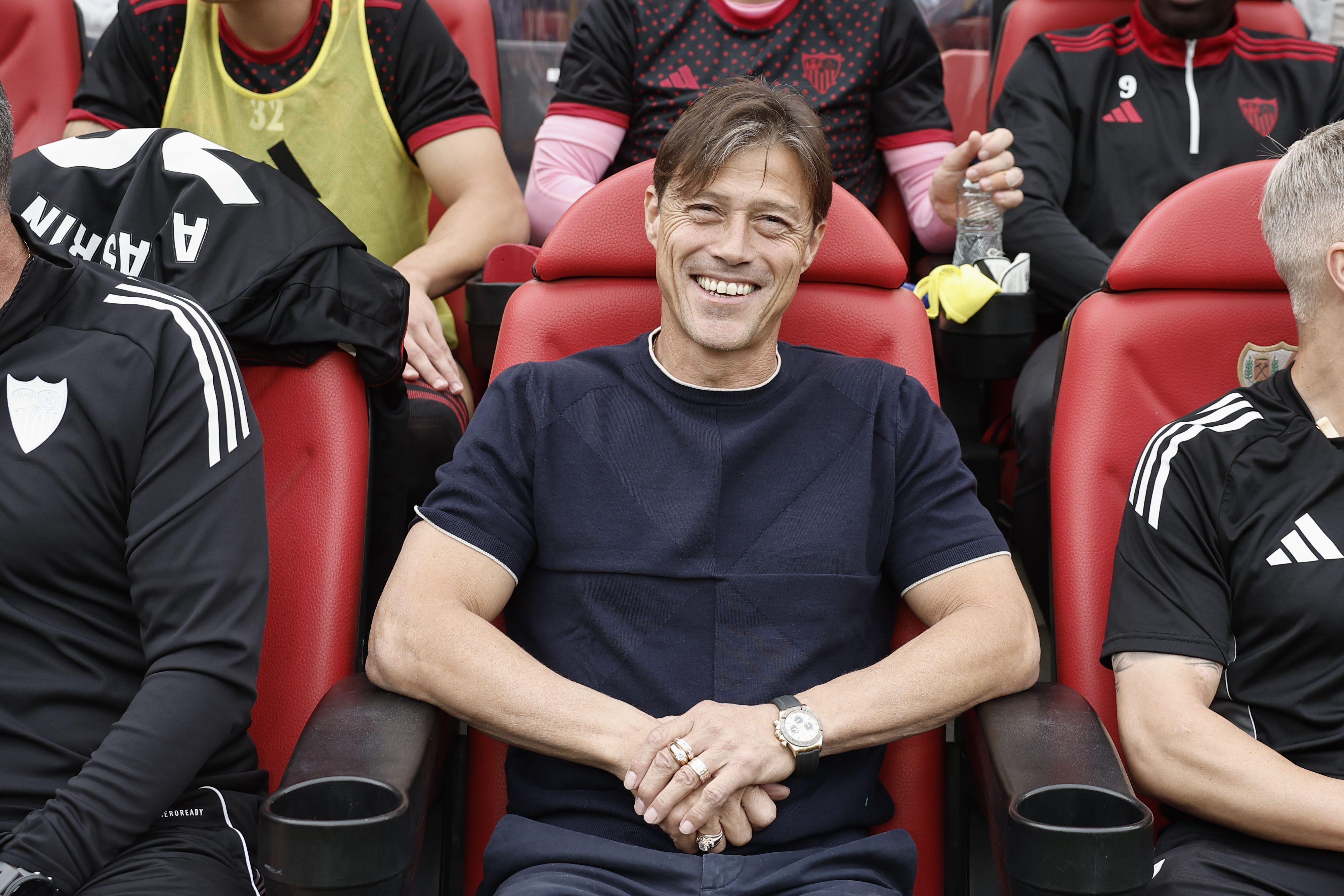 MADRID, 28/09/2025.- El entrenador del Sevilla, Matías Almeyda, instantes antes del inicio del partido correspondiente a la jornada 7 de LaLiga ante el Rayo Vallecano, este domingo, en el Estadio de Vallecas. EFE/ Sergio Pérez
