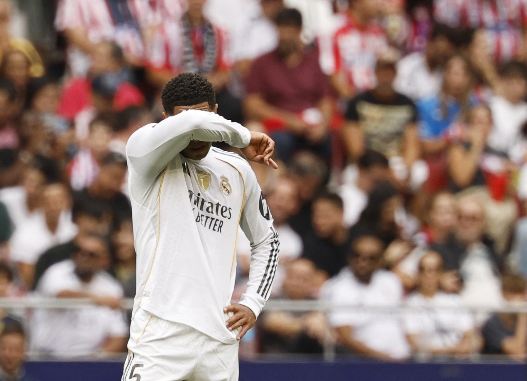 Soccer Football - LaLiga - Atletico Madrid v Real Madrid - Riyadh Air Metropolitano, Madrid, Spain - September 27, 2025 Real Madrid's Jude Bellingham looks dejected after Atletico Madrid's Robin Le Normand scores their first goal REUTERS/Susana Vera