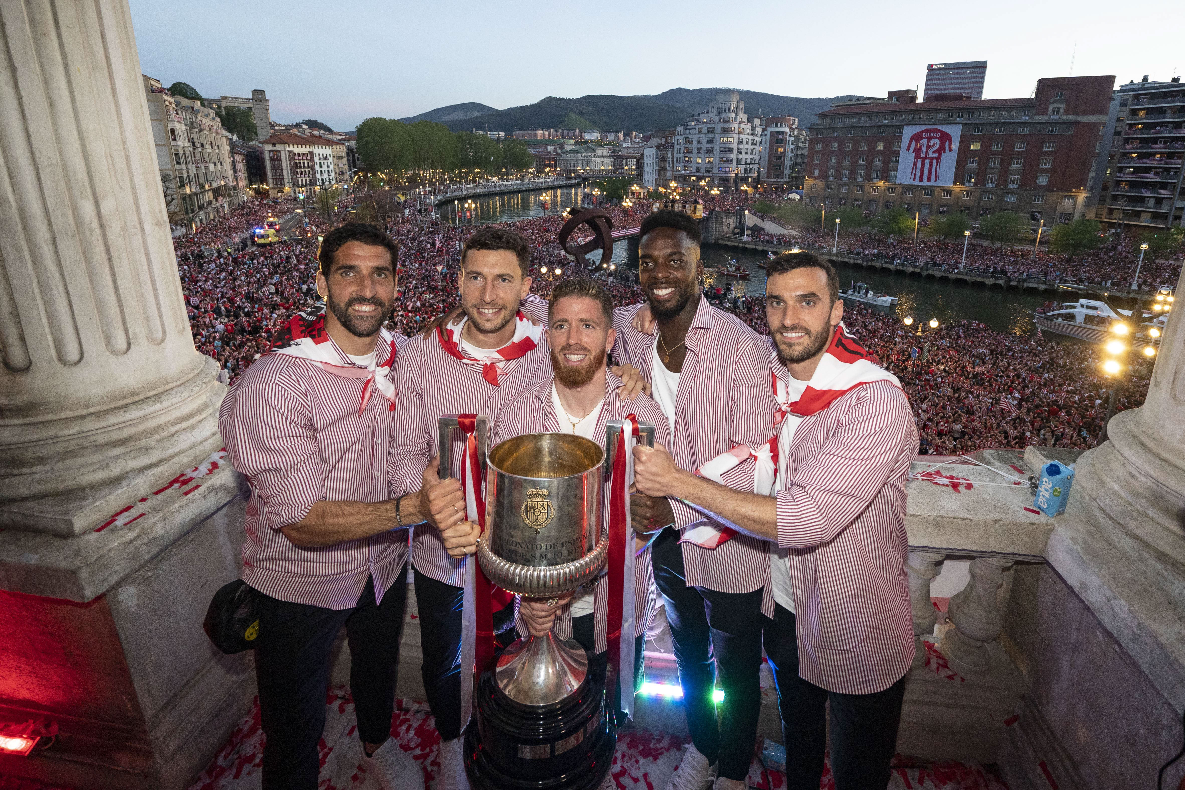 BILBAO, 11/04/2024.- Los dos capitanes Óscar de Marcos (2i) e Iker Muniain (c) y los jugadores Raúl García (i), Iñaki Williams (2d) e Iñigo Lekue celebran la Copa con el público hoy jueves en el ayuntamiento de Bilbao. EFE/ Fernando Gómez/Ayuntamiento Bilbao***SOLO USO EDITORIAL/SOLO DISPONIBLE PARA ILUSTRAR LA NOTICIA QUE ACOMPAÑA (CRÉDITO OBLIGATORIO)***
