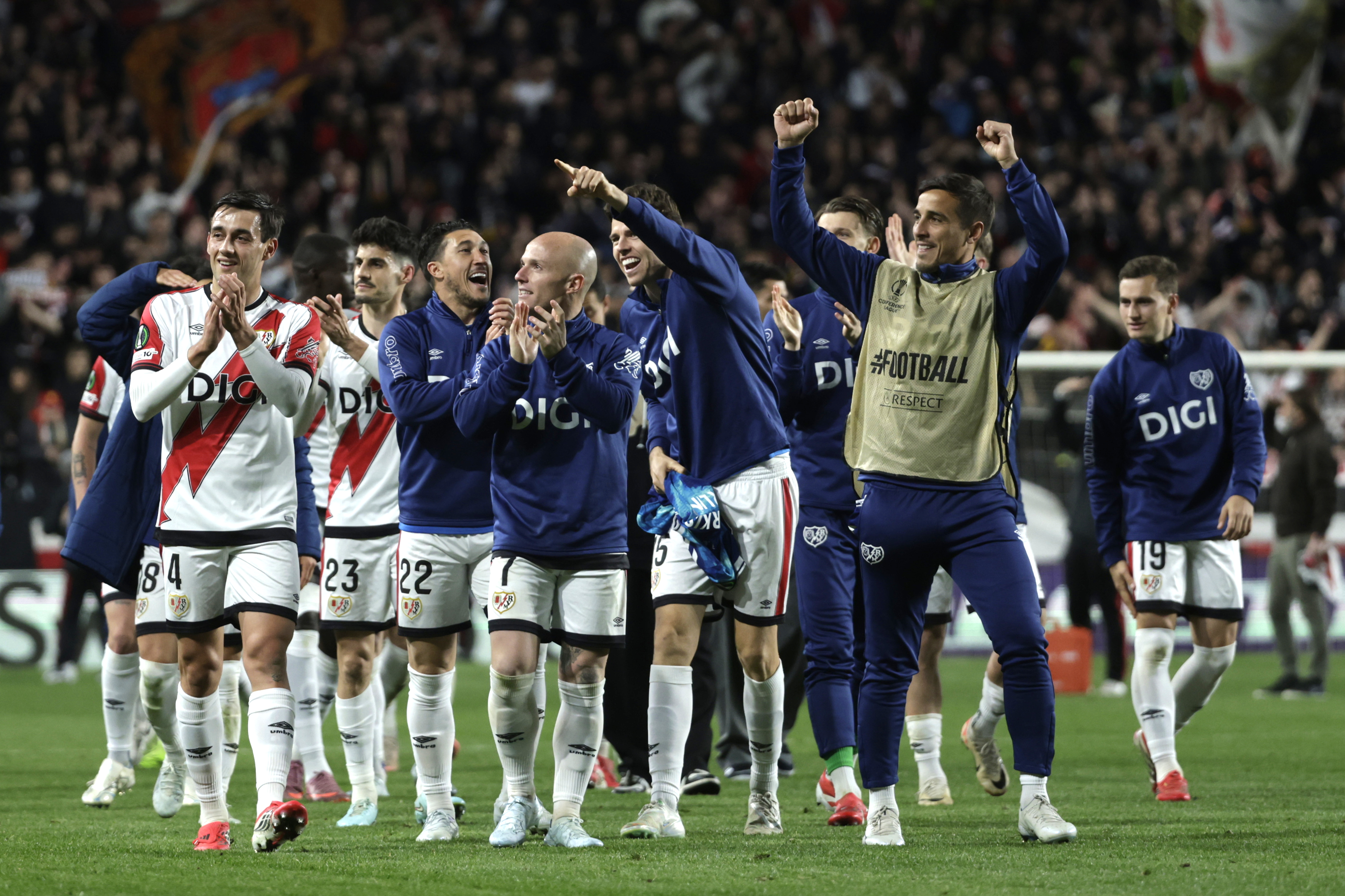 MADRID, 19/03/2026.- Los jugadores del Rayo Vallecano celebran el pase a cuartos de final con la afición al finalizar el partido de vuelta de octavos de final de la Liga Conferencia entre el Rayo Vallecano y el Samsunspor, este jueves en el estadio de Vallecas. EFE/ Juanjo Martín
