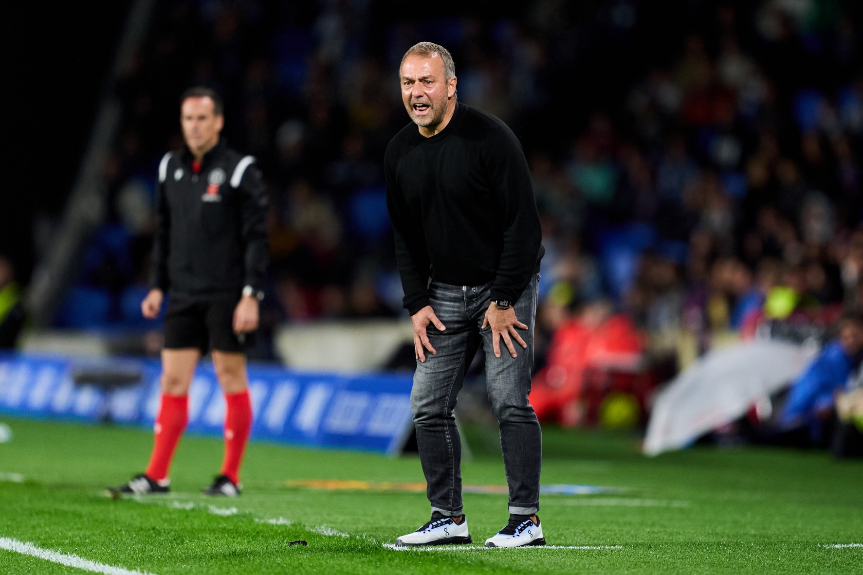 El entrenador del Barcelona, Hansi Flick, dentro de su área técnica.