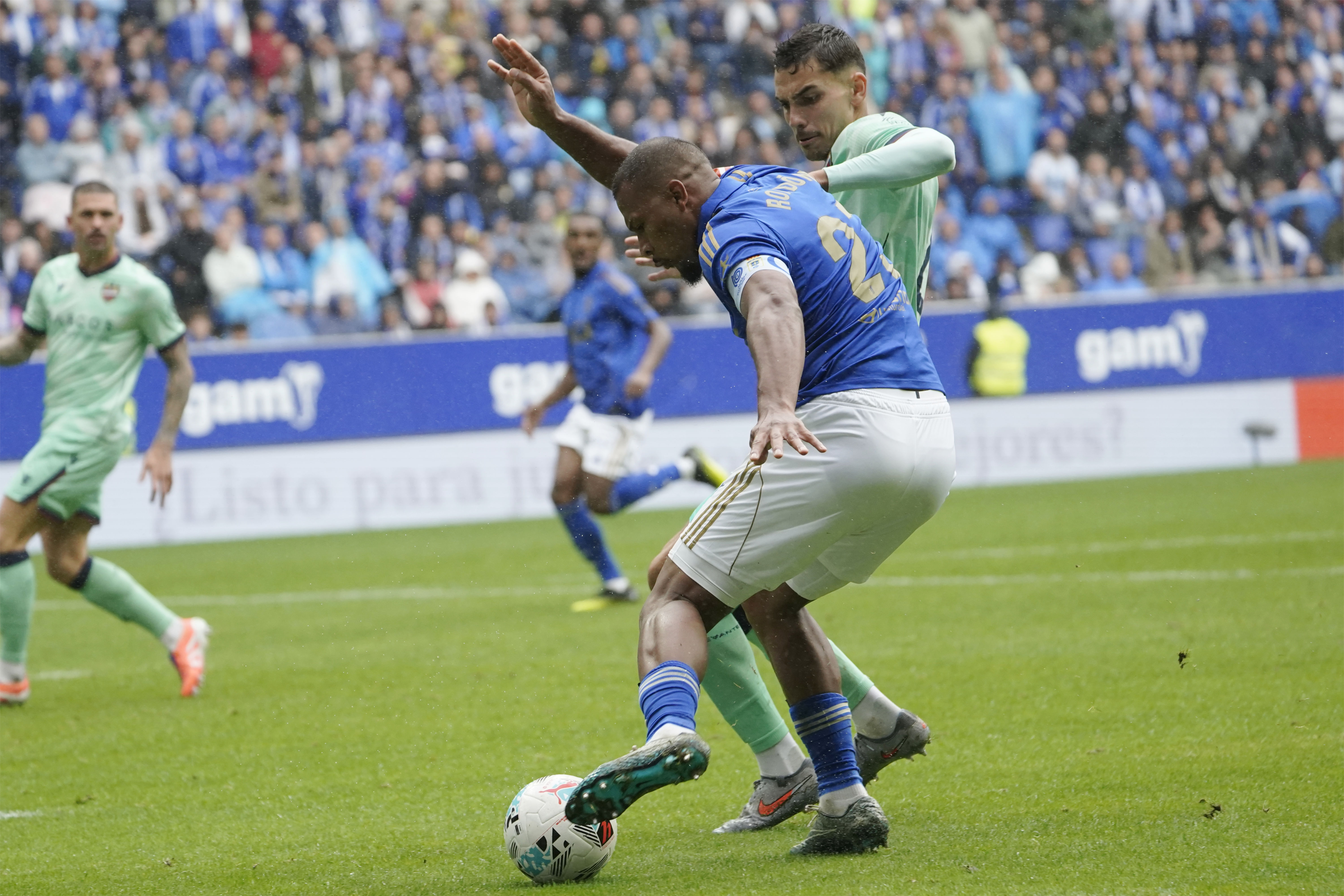 OVIEDO, 04/10/2025.- El delantero del Oviedo Salomón Rondón, durante el partido de la jornada 8 de LaLiga EA Sports entre el Real Oviedo y el Levante, este sábado en el Estadio Carlos Tartiere de Oviedo. EFE/ Paco Paredes
