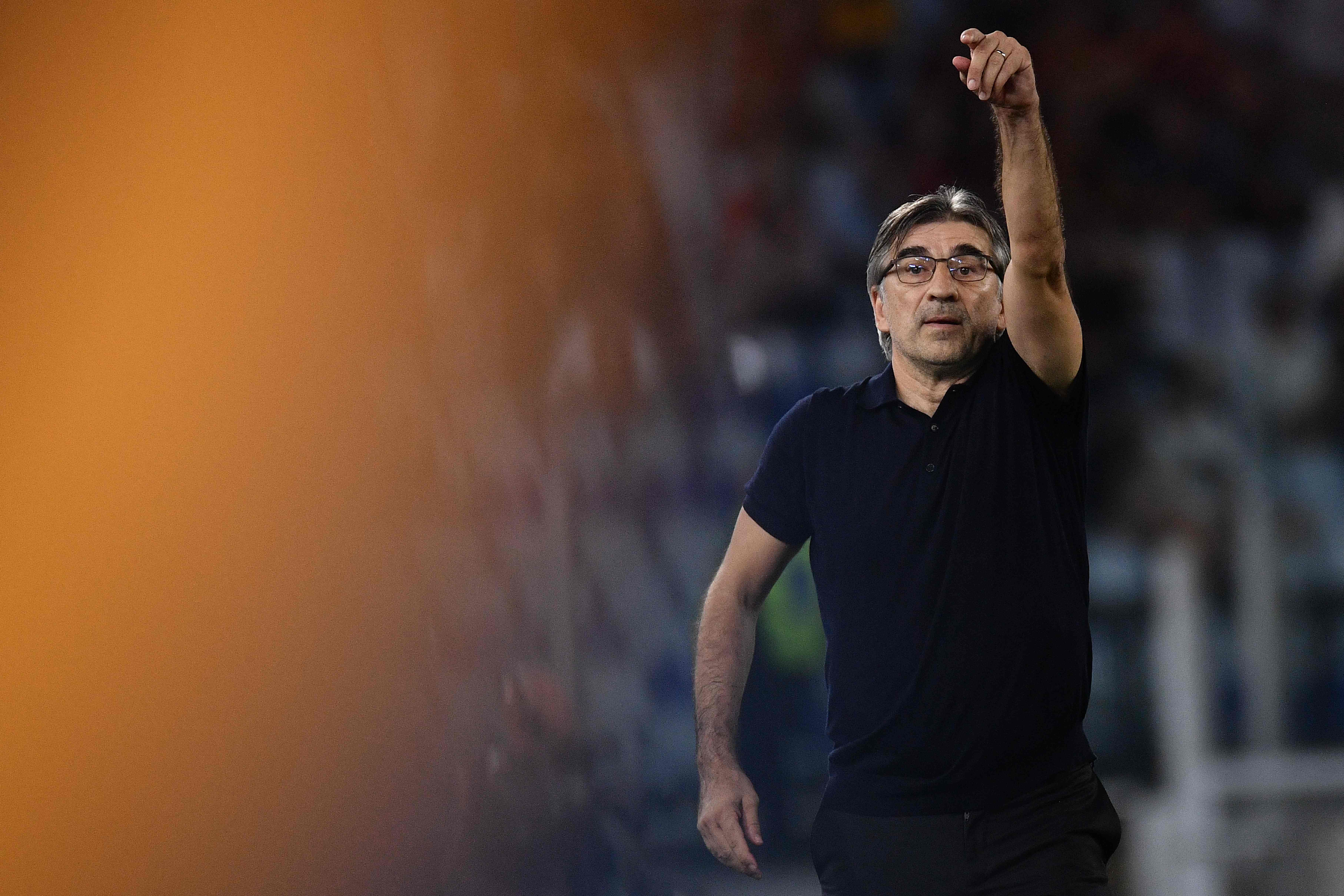 Roma's headcoach Ivan Juric reacts during the Italian Serie A football match between AS Roma and Udinese at the Olympic stadium in Rome on September 22, 2024. (Photo by Filippo MONTEFORTE / AFP)