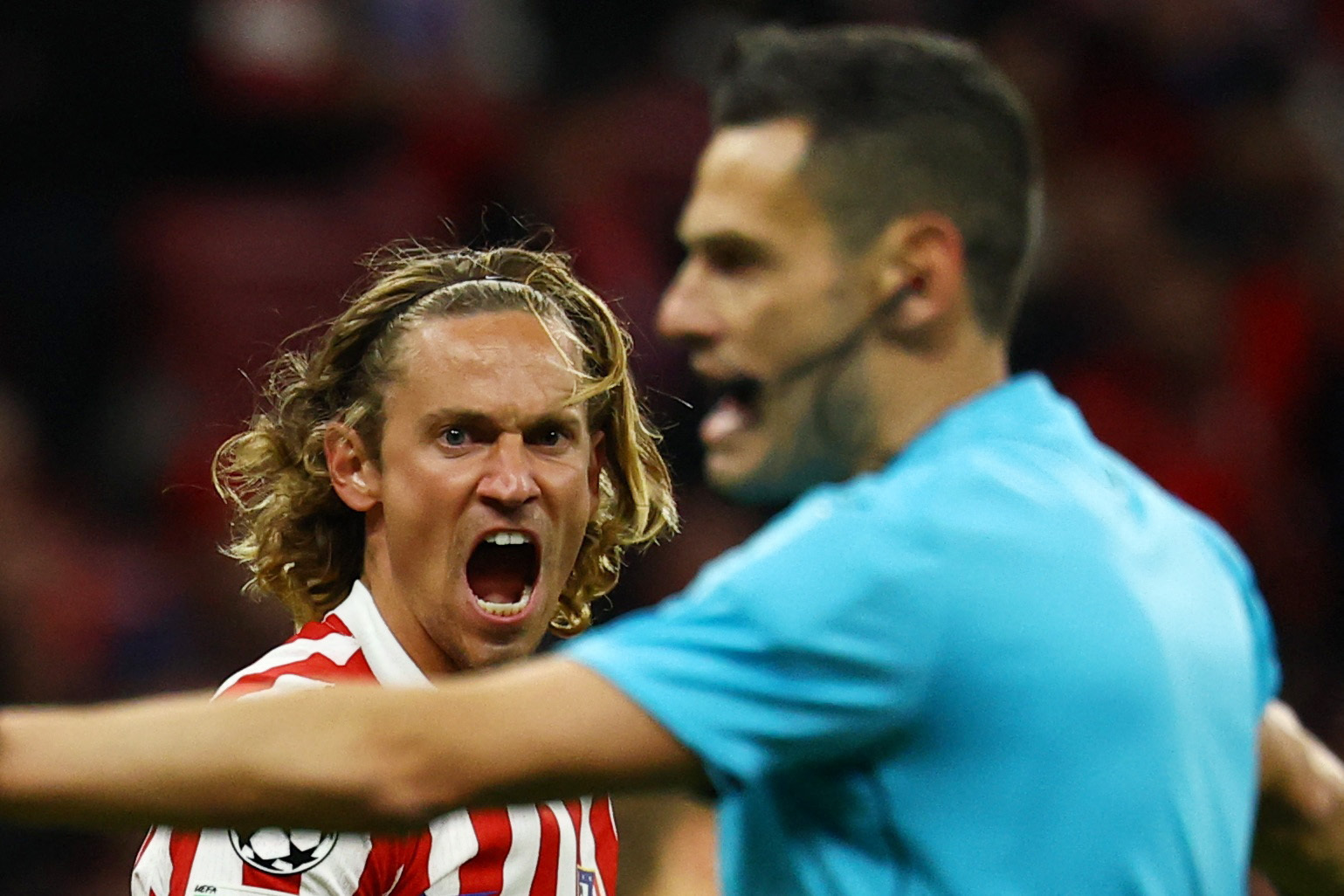 Soccer Football - UEFA Champions League - Atletico Madrid v Bodo/Glimt - Riyadh Air Metropolitano, Madrid, Spain - January 28, 2026 Atletico Madrid's Marcos Llorente remonstrates with referee Maurizio Mariani REUTERS/Susana Vera