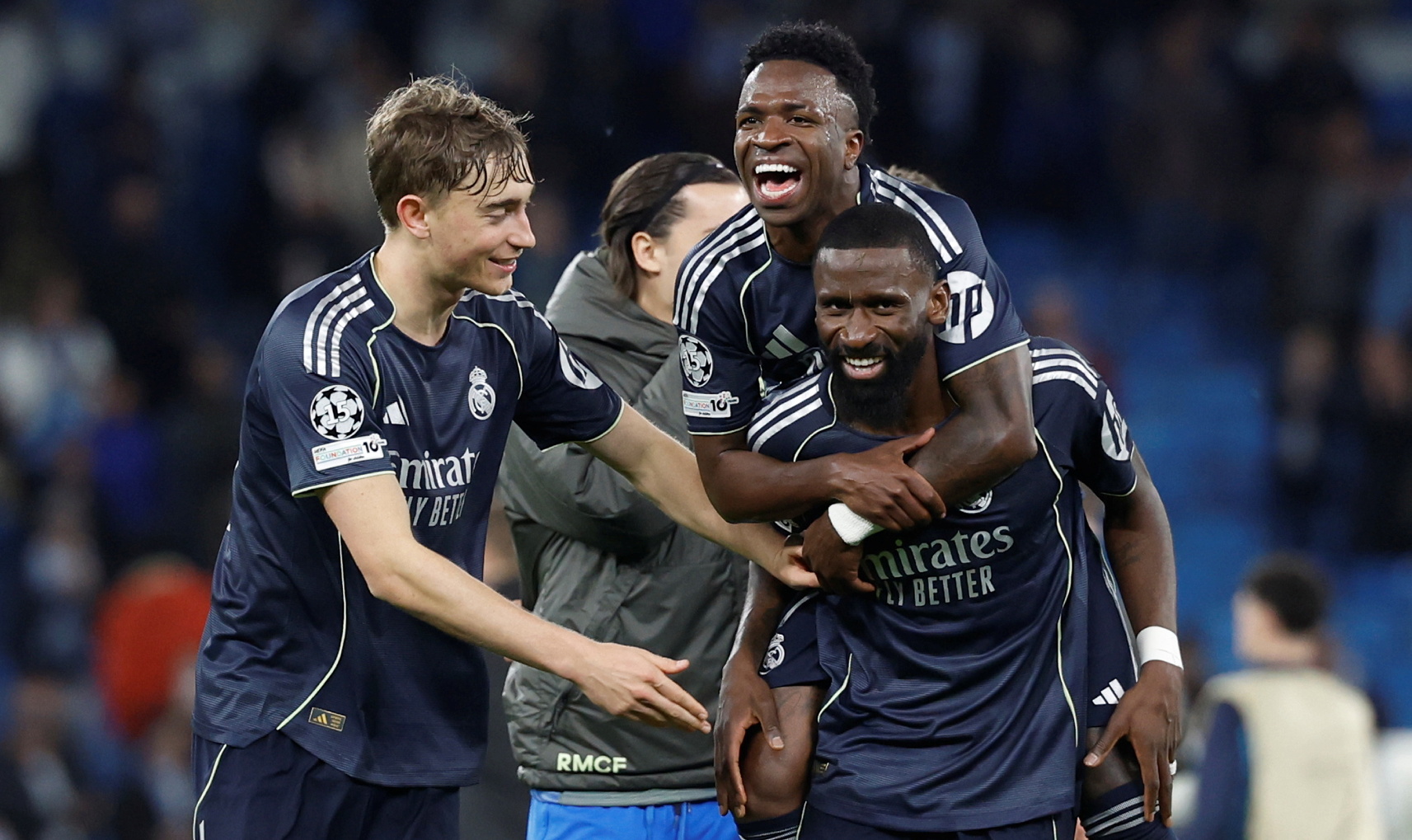Dean Huijsen, Vinicius y Antonoi Rüdiger celebran la victoria y la clasificación tras finalizar el partido.