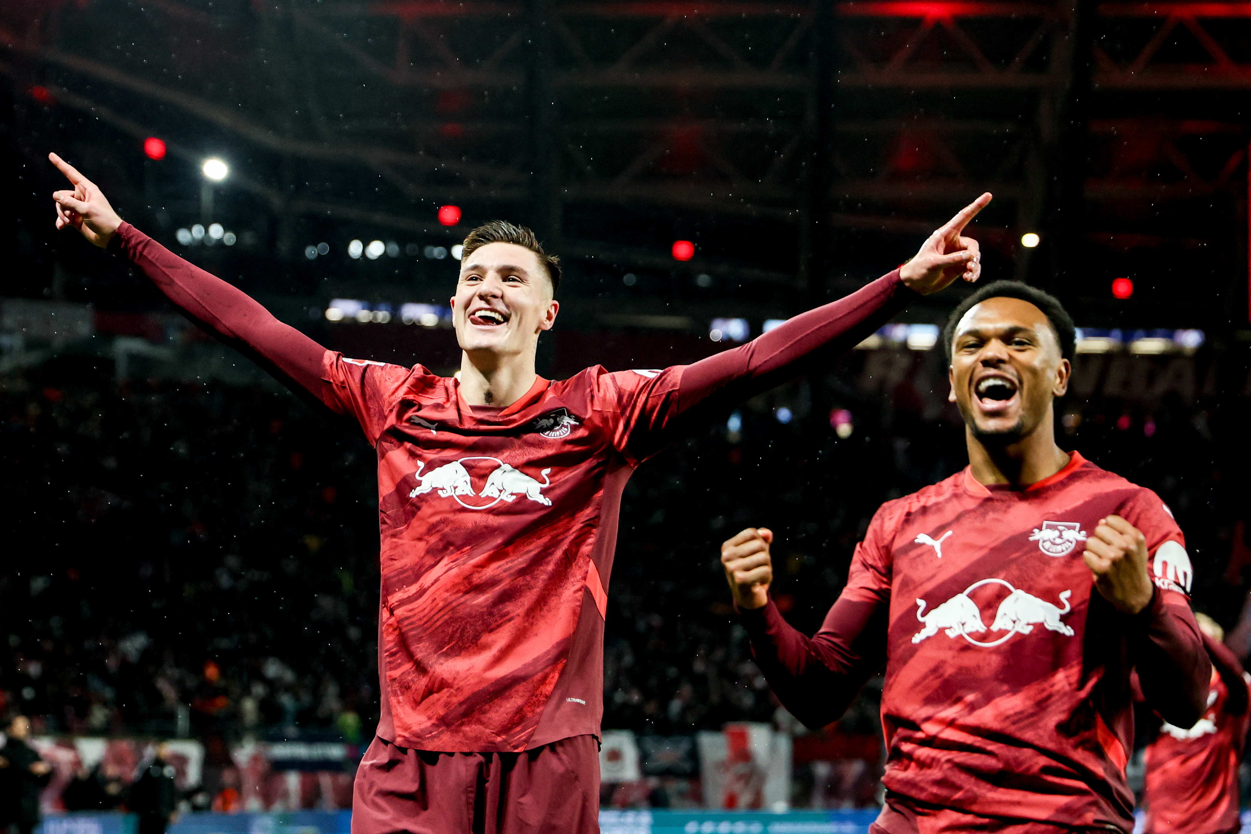 Leipzig (Germany), 15/12/2024.- Benjamin Sesko (L) of Leipzig celebrates after scoring during the German Bundesliga soccer match between RB Leipzig and Eintracht Frankfurt in Leipzig, Germany, 15 December 2024. (Alemania) EFE/EPA/Filip Singer
