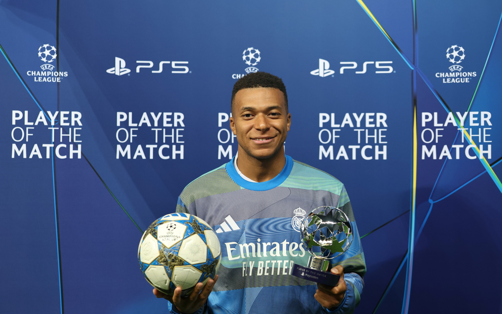 Kylian Mbappé con el balón de su hat-trick y el trofeo MVP del partido.