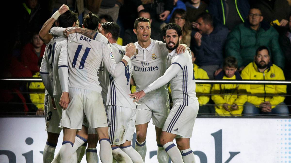 Real Madrid players celebrate their goal during the Spanish League football match Villarreal CF vs Real Madrid at El Madrigal stadium in Vila-real on February 26, 2017.  / AFP PHOTO / BIEL ALINO