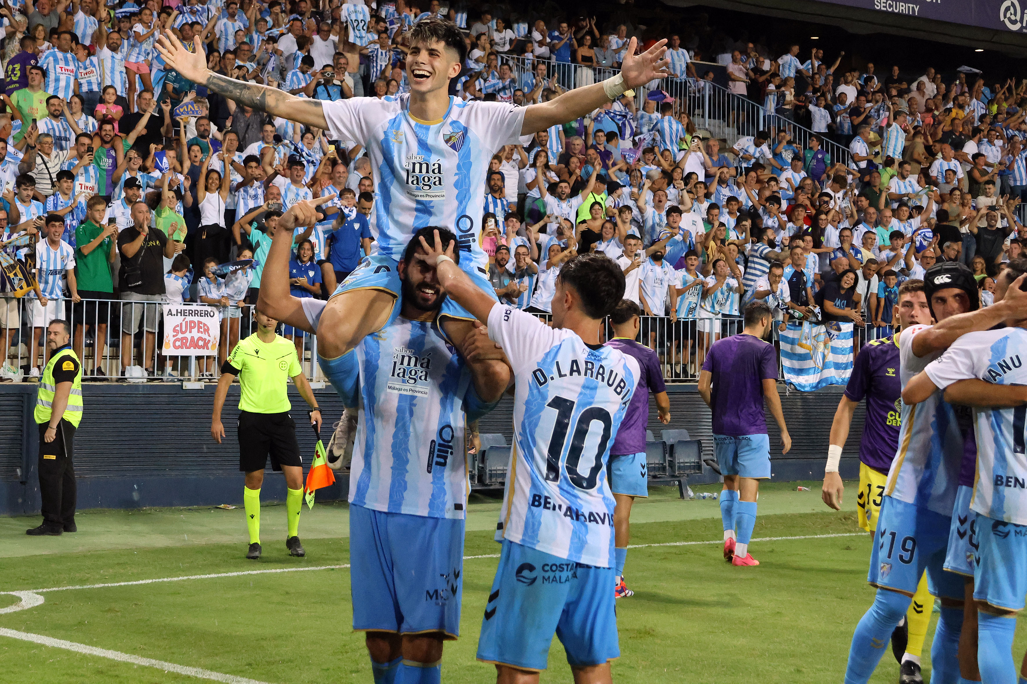 Antoñito felicitasdo tras su gol.