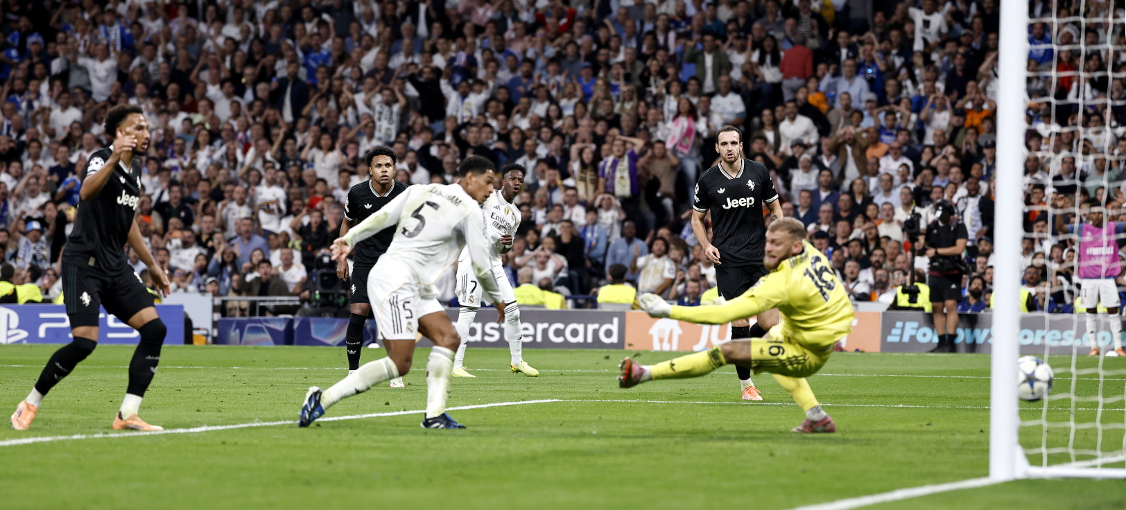 1-0. Gran jugada de Vinicius dentro del área que finaliza con un zurdazo que se estrella en la base del poste. Jude Bellingham, atento al rechace, empuja el balón al fondo de la portería de Michele Gregorio.