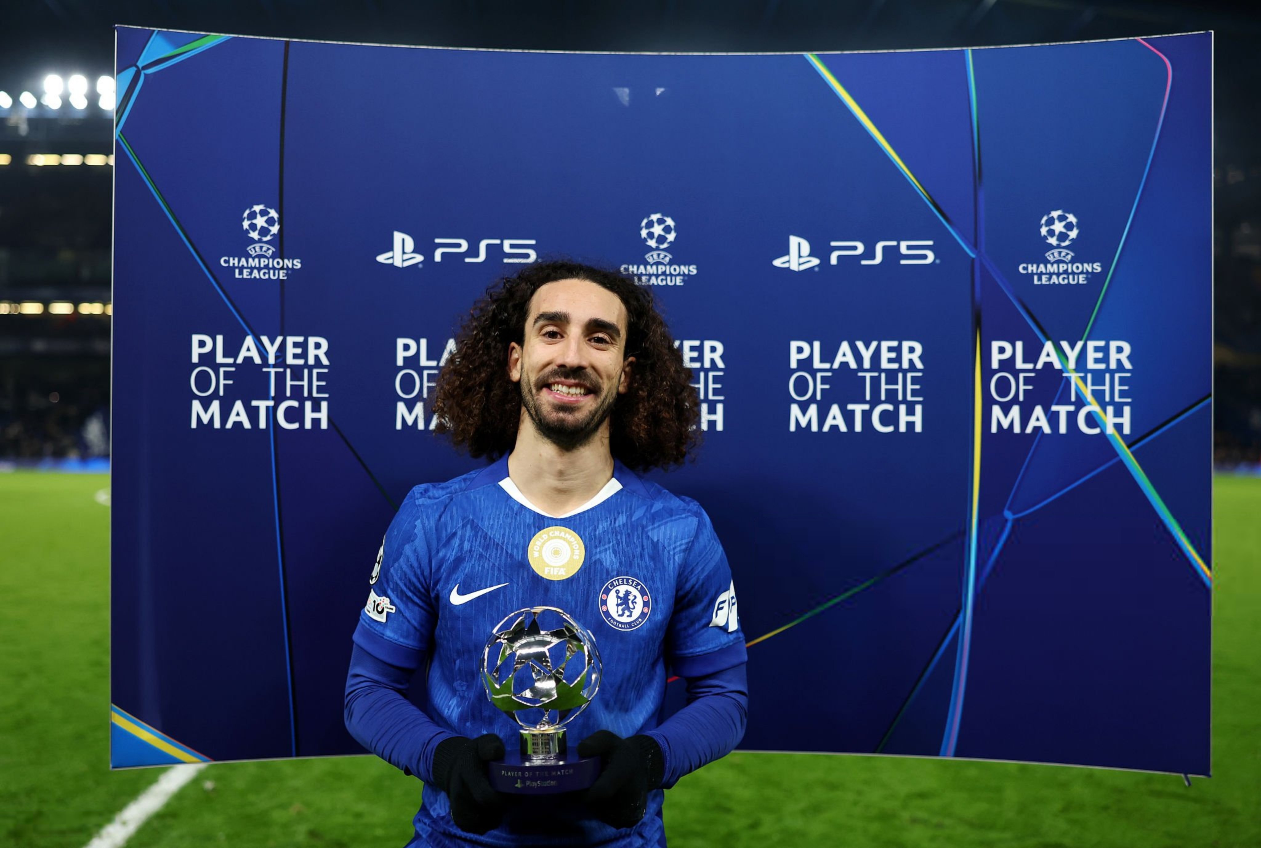 Marc Cucurella, jugador del Chelsea, posa con el trofeo 'MVP del Partido' tras ganar al FC Barcelona.