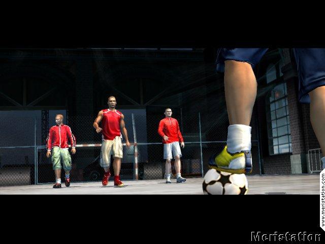 Has soñado alguna vez en jugar al FIFA Street en la vida real? Pues