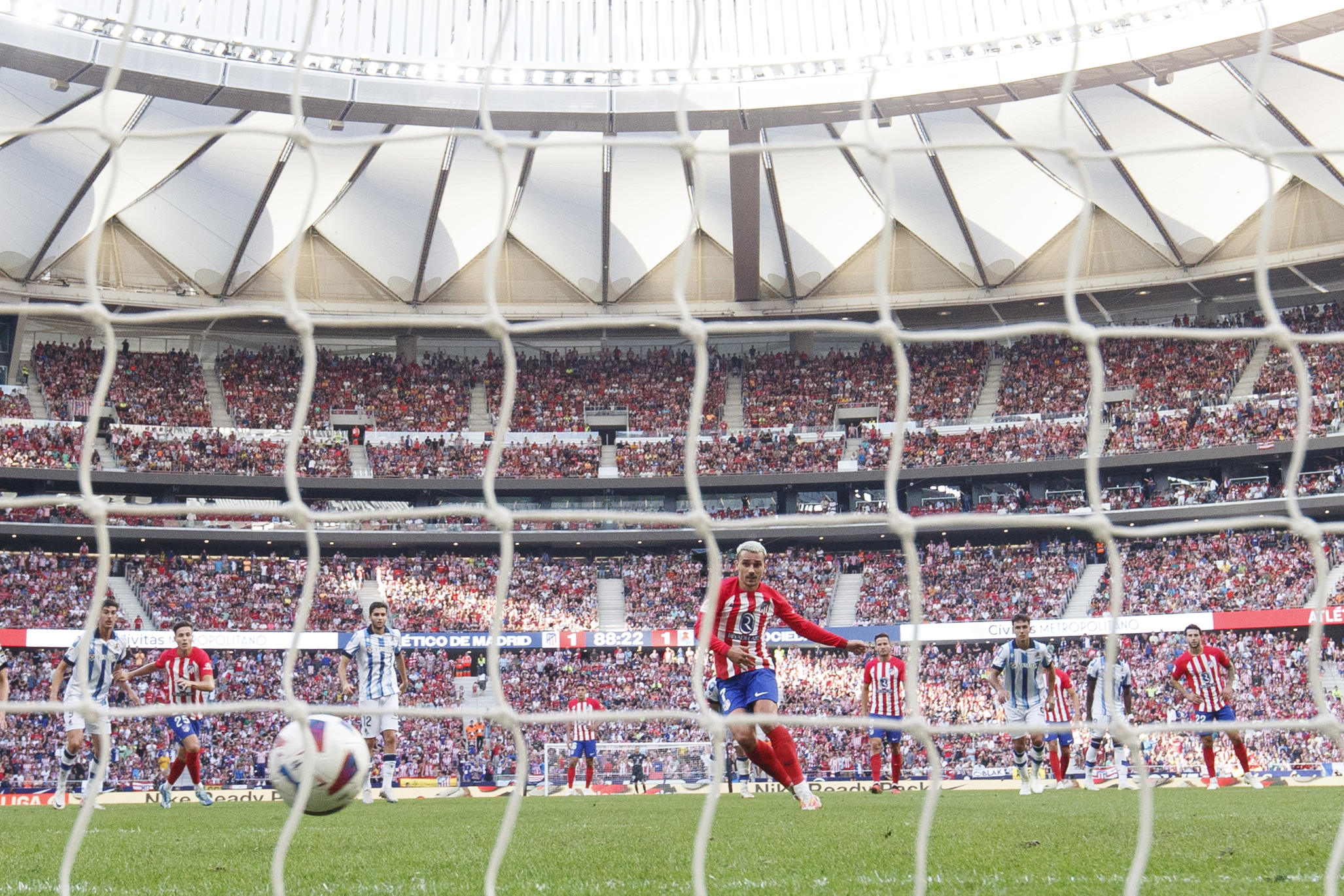 MADRID (ESPAÑA), 08/10/2023.- El delantero francés del Atlético de Madrid, Antoine Griezmann, marca el 2-1 desde el punto de penalty durante el partido correspondiente a la jornada 9 de LaLiga que enfrenta al Atlético de Madrid y a la Real Sociedad este domingo en el Cívitas Metropolitano. EFE/ Sergio Pérez
