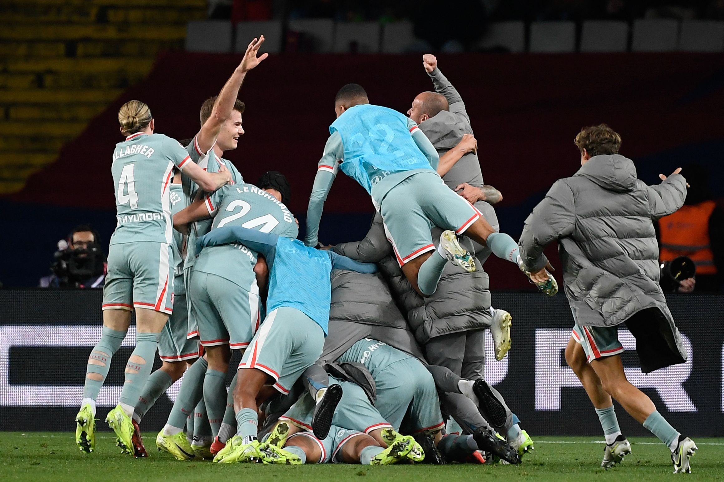 Atletico Madrid's Norwegian forward #09 Alexander Sorloth (2l) and teammaters celebrate after scoring their second goal during the Spanish league football match between FC Barcelona and Club Atletico de Madrid at the Estadi Olimpic Lluis Companys in Barcelona on December 21, 2024. (Photo by Josep LAGO / AFP)