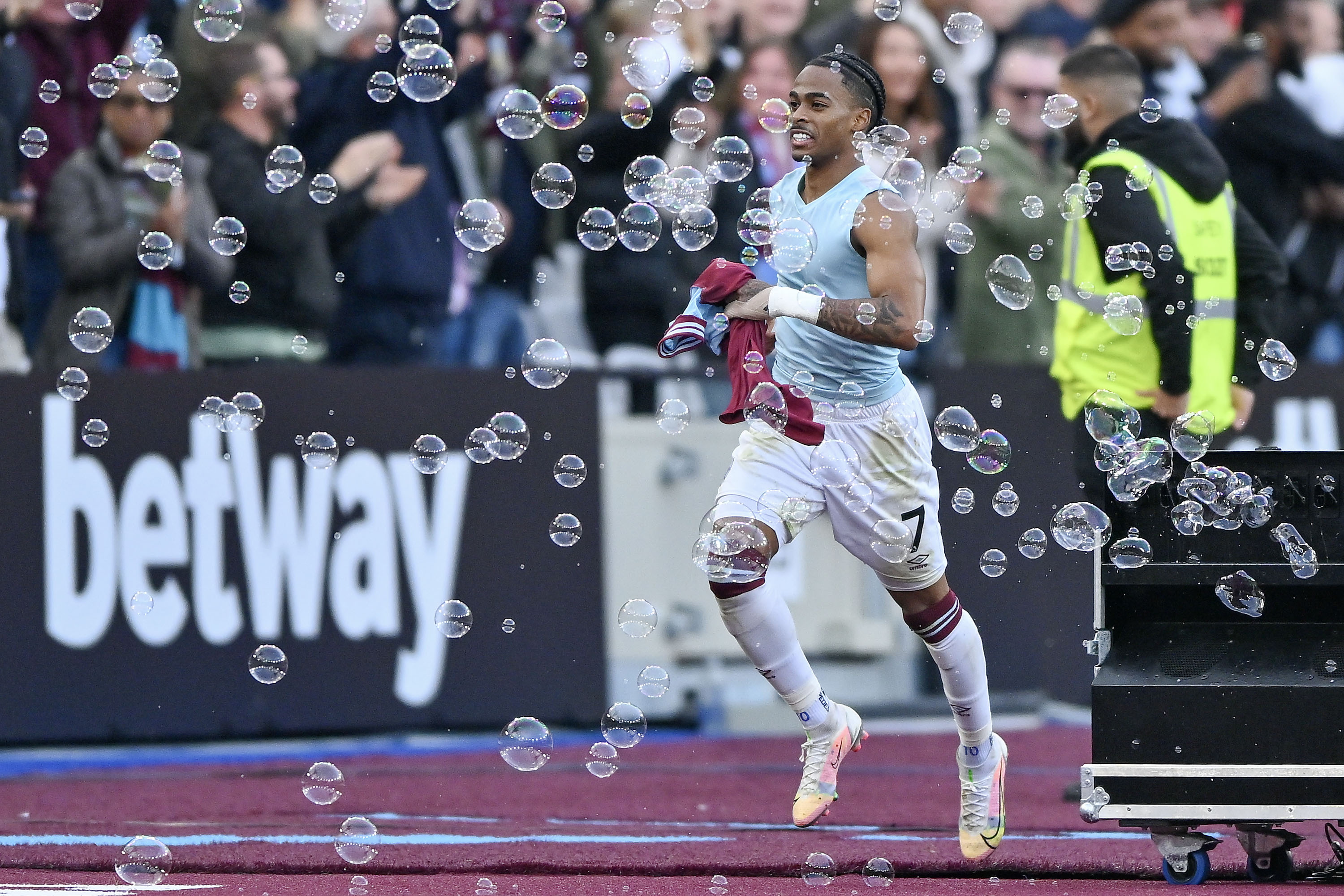London (United Kingdom), 27/10/2024.- Crysencio Summerville of West Ham United celebrates after scoring during the English Premier League soccer match between West Ham United and Manchester United, in London, Britain, 27 October 2024. (Reino Unido, Londres) EFE/EPA/VINCE MIGNOTT EDITORIAL USE ONLY. No use with unauthorized audio, video, data, fixture lists, club/league logos, 'live' services or NFTs. Online in-match use limited to 120 images, no video emulation. No use in betting, games or single club/league/player publications.

