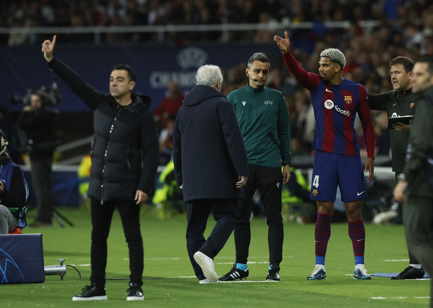 El defensa central del Barcelona protesta al cuarto árbitro tras recibir cartulina roja.