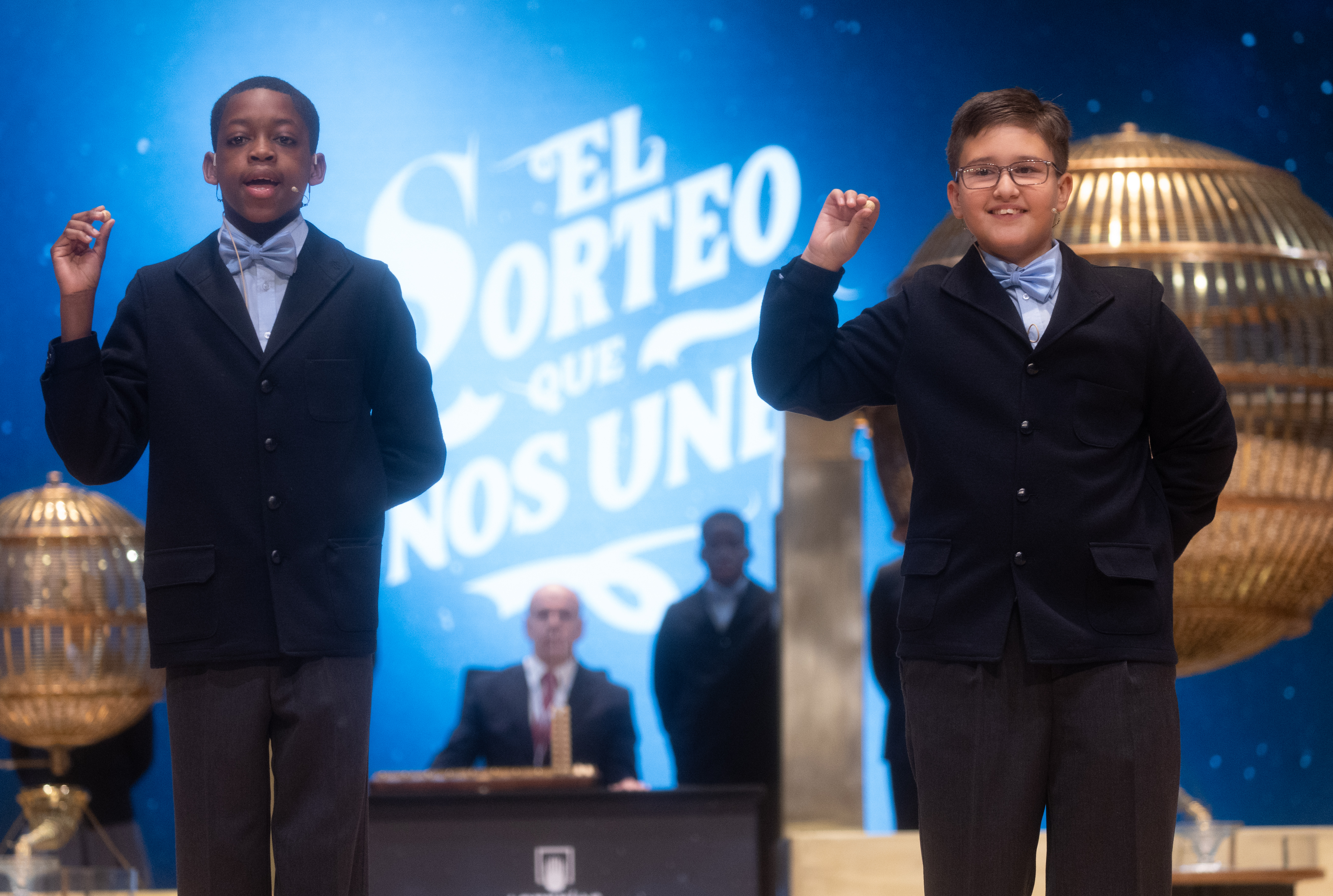 Adam Lucas Kadmiri (i) y Sergio Abaga (d), cantan un quinto premio, el nmero 37.876 durante la celebracin del Sorteo Extraordinario de la Lotera de Navidad 2024, en el Teatro Real, a 22 de diciembre de 2024, en Madrid (Espa?a). El Estado reparte hoy un total de 2.702 millones de euros en premios, lo que supone 112 millones ms que el a?o pasado. Para este sorteo se han puesto a la venta 193 millones de dcimos de Lotera de Navidad. Este a?o la emisin consta de 193 series (ocho ms que el anterior) de 100.000 nmeros cada una, y asciende a 3.860 millones de euros, de los que se repartir un 70% en premios.
22 DICIEMBRE 2024;SORTEO;NAVIDAD;LOTERIA
Eduardo Parra / Europa Press
22/12/2024