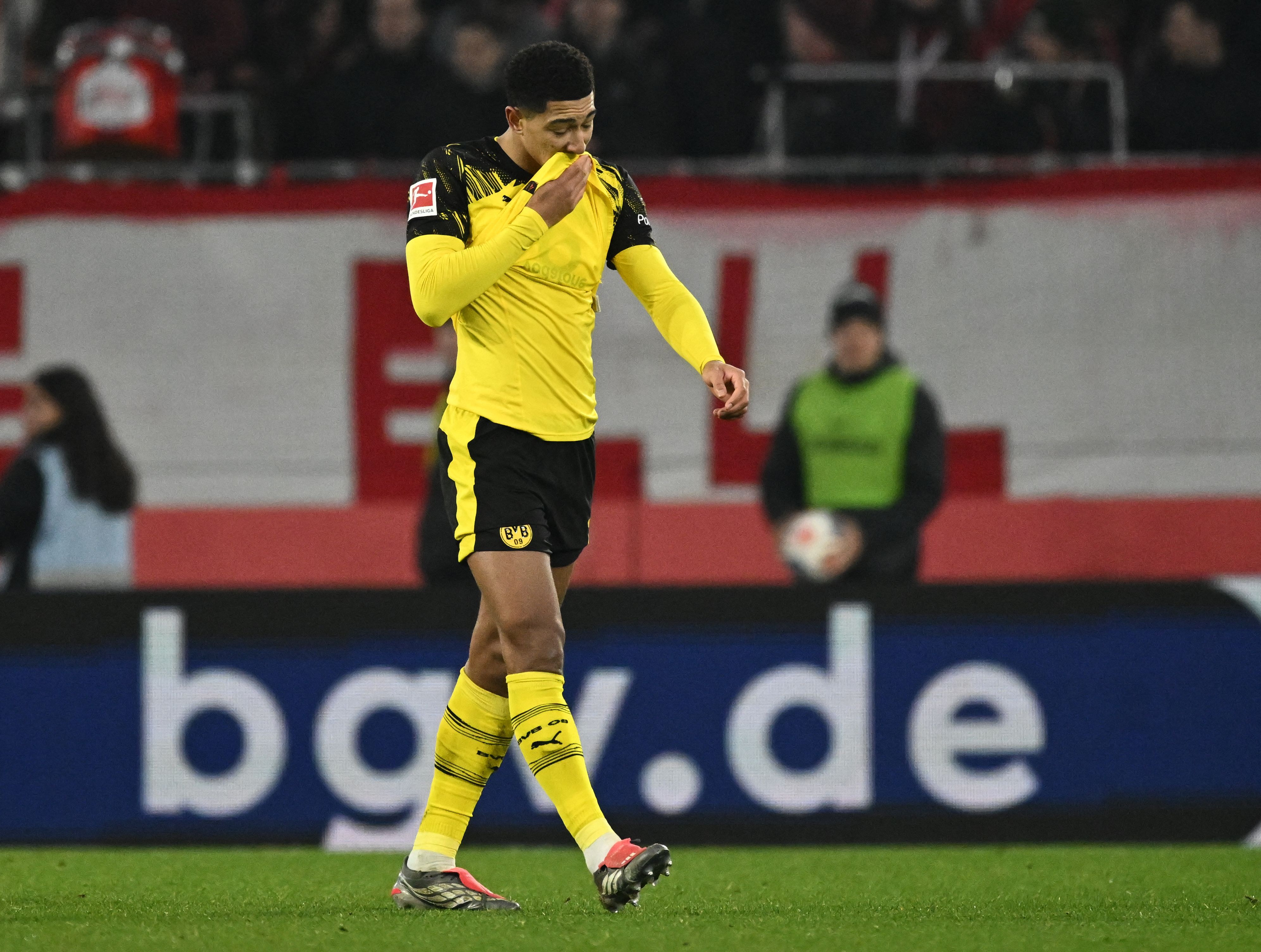 Dortmund's English midfielder #07 Jobe Bellingham leaves the pitch after being shown a red card during the German first division Bundesliga football match between SC Freiburg and BVB Bosussia Dortmund in Freiburg, southwestern Germany on December 14, 2025. (Photo by Silas STEIN / AFP) / DFL REGULATIONS PROHIBIT ANY USE OF PHOTOGRAPHS AS IMAGE SEQUENCES AND/OR QUASI-VIDEO