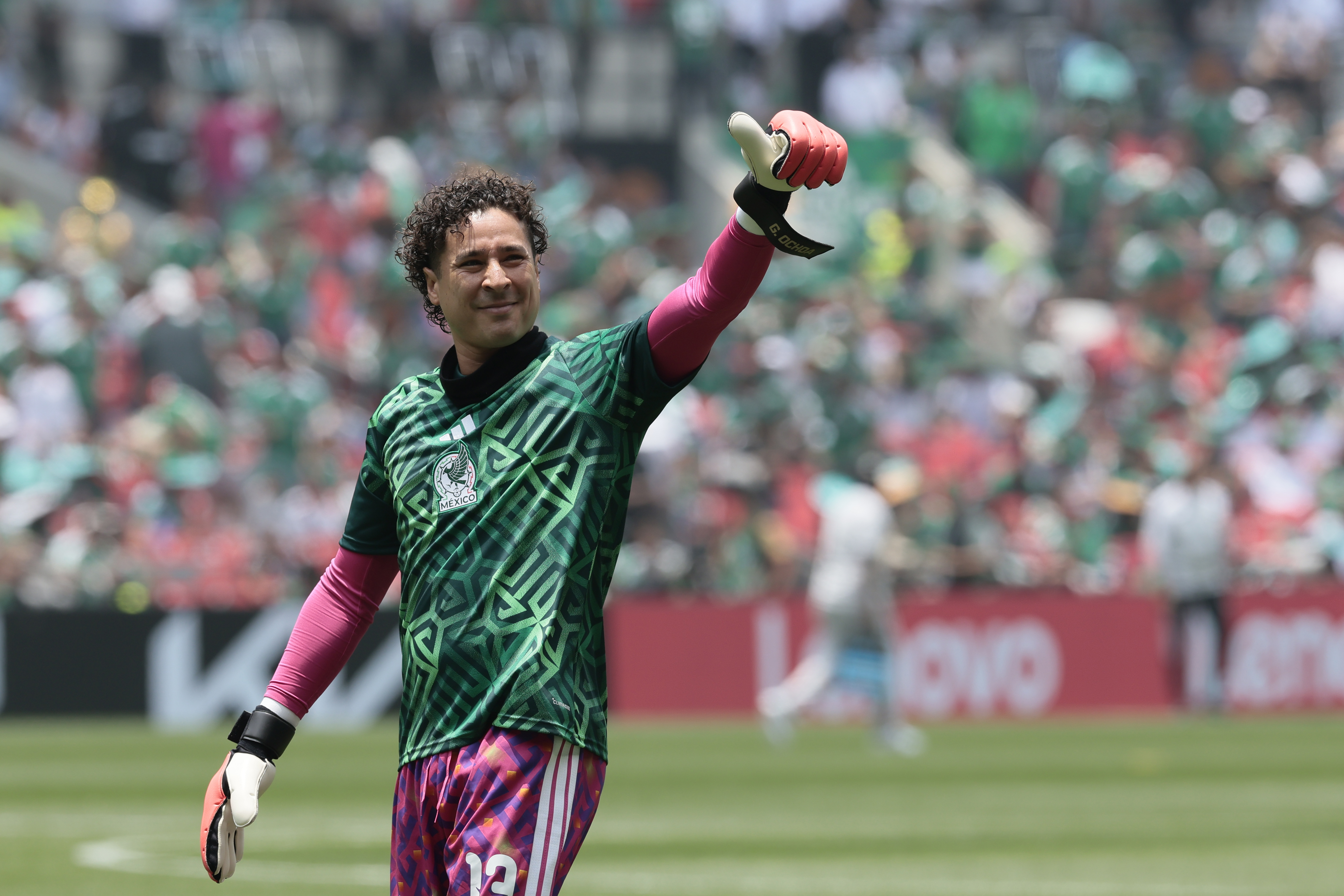 GR4351. CIUDAD DE MÉXICO (MÉXICO), 11/06/2026.- Guillermo Ochoa de México saluda durante un calentamiento este jueves, previo a un partido del grupo A del Mundial de la FIFA 2026 entre México y Sudáfrica en el estadio Ciudad de México (México). EFE/ José Méndez