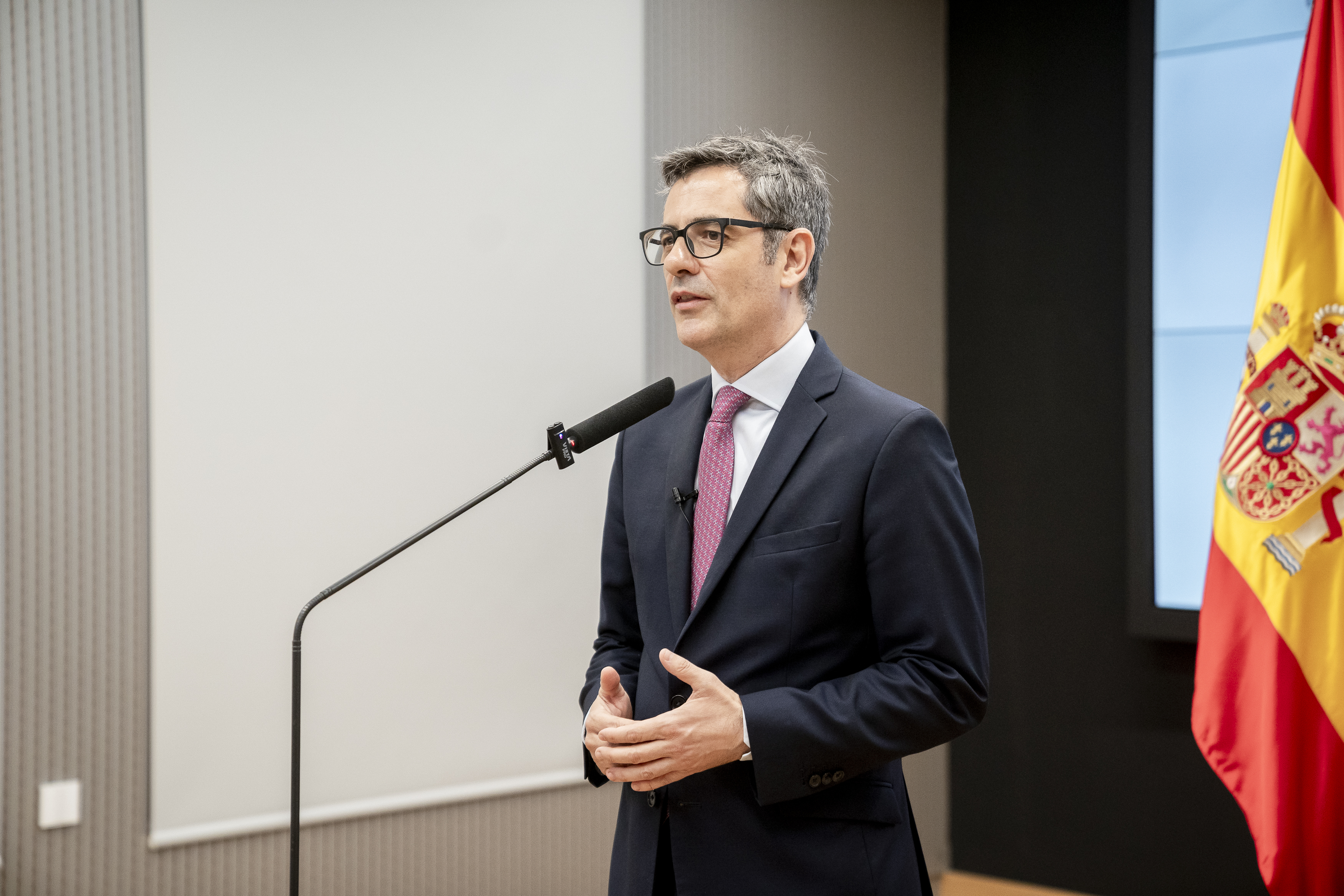 El ministro de la Presidencia, Justicia y Relaciones con las Cortes, Félix Bolaños, comparece tras la toma de posesión de los vocales del Consejo General del Poder Judicial, en la sede del Ministerio de Justicia, a 25 de julio de 2024, en Madrid (España). Dicha comparecencia se produce justo a continuación del acto de juramento o promesa de los nuevos vocales del Consejo General del Poder Judicial (CGPJ) ante el Rey Felipe VI. Ayer, 24 de julio, el Senado designó a los juristas pactados por PP y PSOE para renovar el CGPJ cuyo mandato llevaba más de cinco años y medio caducado.
25 JULIO 2024;MADRID;BOLAÑOS;COMPARECENCIA;CONSEJERO GENERAL DEL PODER JUDICIAL;VOCALES
A. Pérez Meca / Europa Press
25/07/2024