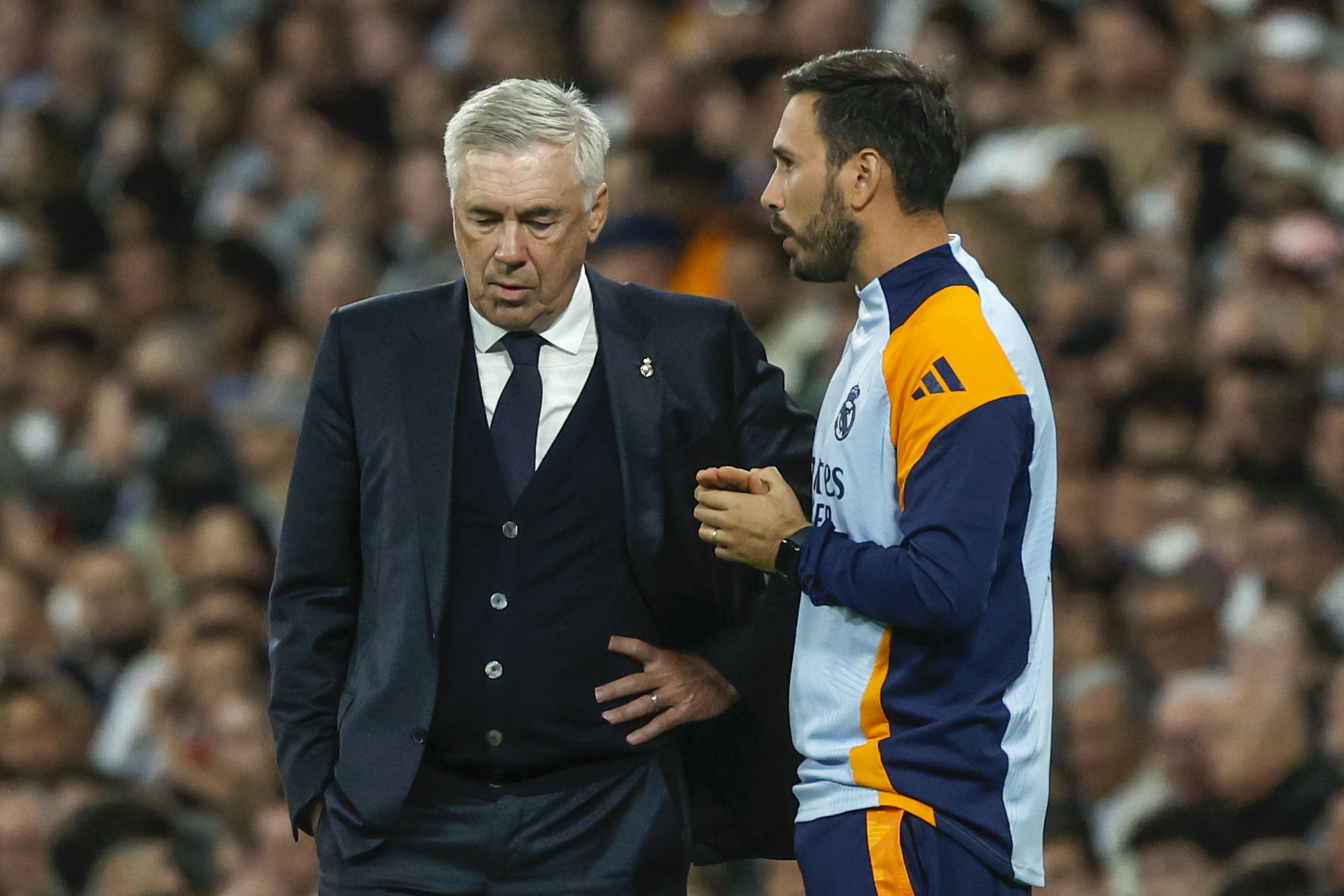 MADRID, 24/09/2024.- El técnico italiano del Real Madrid, Carlo Ancelotti (i) y su segundo, su hijo Davide, durante el encuentro correspondiente a la séptima jornada de Laliga EA Sports que Real Madrid y Alavés disputan hoy martes en el estadio Santiago Bernabéu, en Madrid. EFE / Juanjo Martín.
