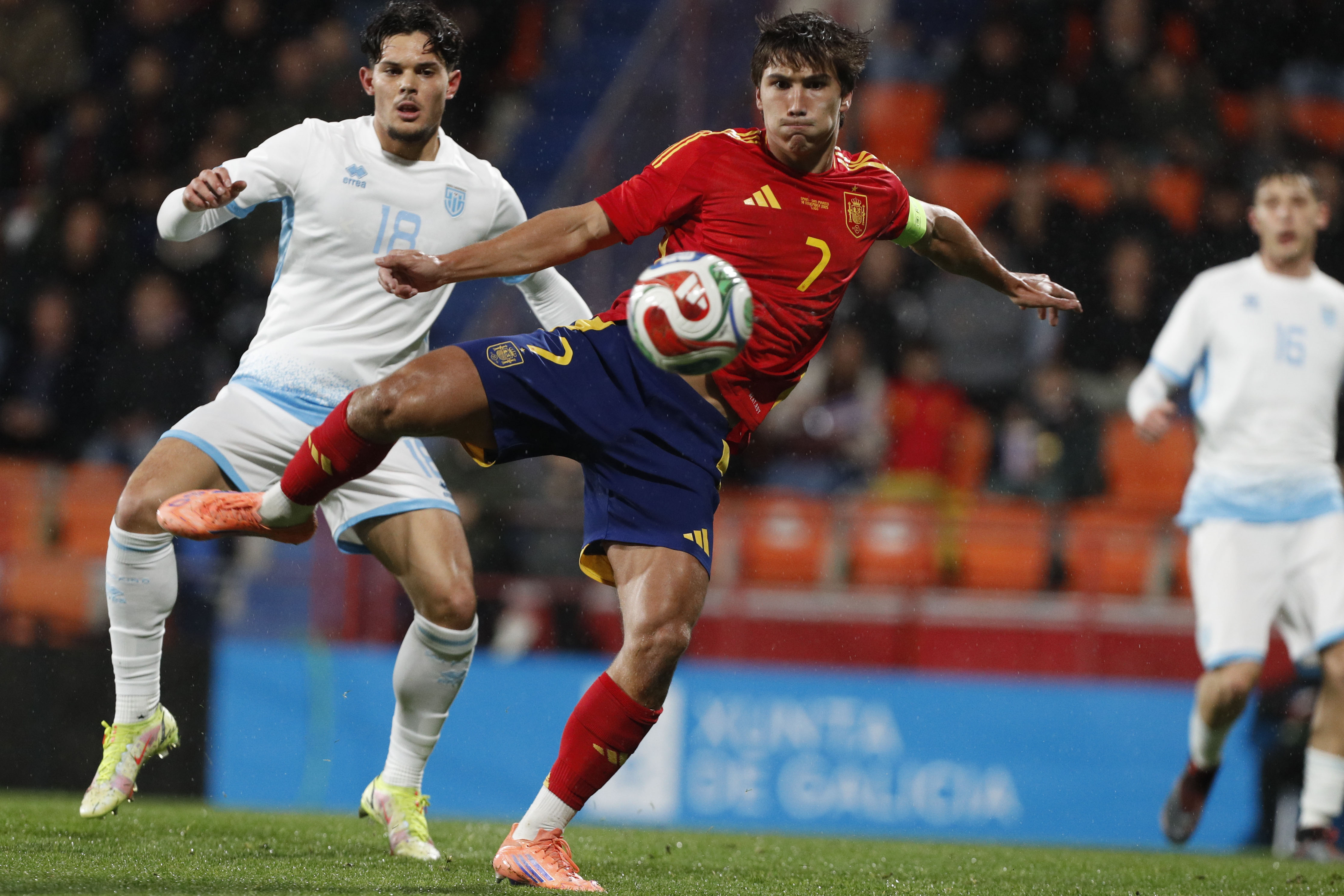 LUGO, 14/11/2025.- El delantero de la selección española sub-21 Gonzalo García (d) juega un balón, durante el partido de la cuarta jornada de la fase de clasificación para el Campeonato de Europa disputado este viernes ante San Marino en Lugo. EFE/Eliseo Trigo
