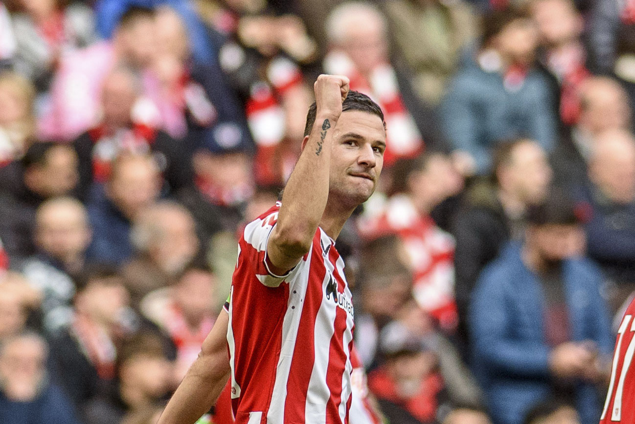BILBAO, 08/02/2026.- El delantero del Athletic Club de Bilbao Gorka Guruzeta (c) celebra marcar el primer gol del equipo bilbaíno, durante el partido de Liga en Primera División ante el Levante que disputan este domingo en el estadio de San Mamés, en Bilbao. EFE/Javier Zorrilla
