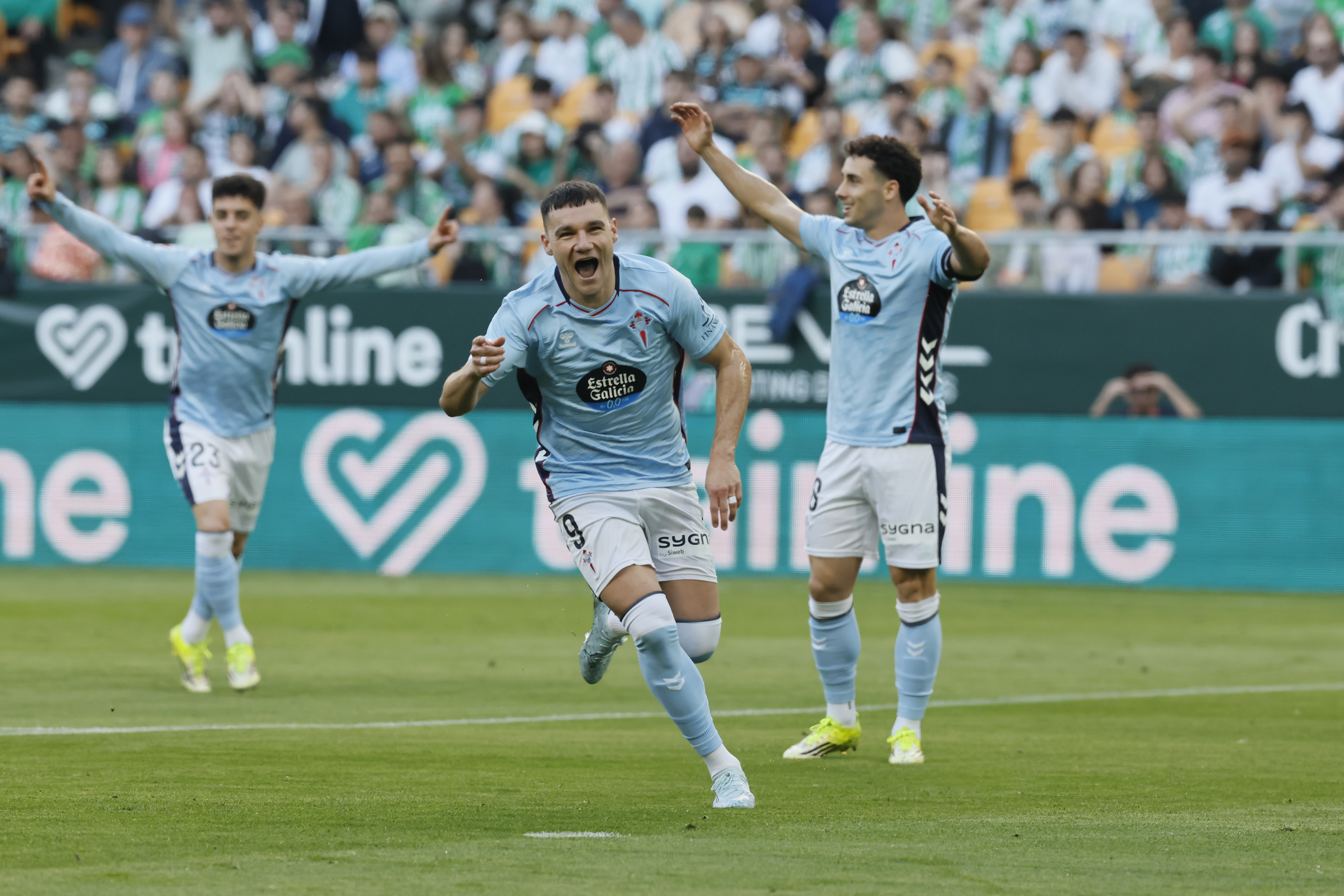 SEVILLA, 15/03/2026.- El delantero del Celta Ferran Jutglà (c) celebra tras anotar el primer gol del equipo durante el partido de la jornada 28 de LaLiga EA Sports que Real Betis y Celta de Vigo disputan este domingo, en el Estadio La Cartuja de Sevilla. EFE/ José Manuel Vidal

