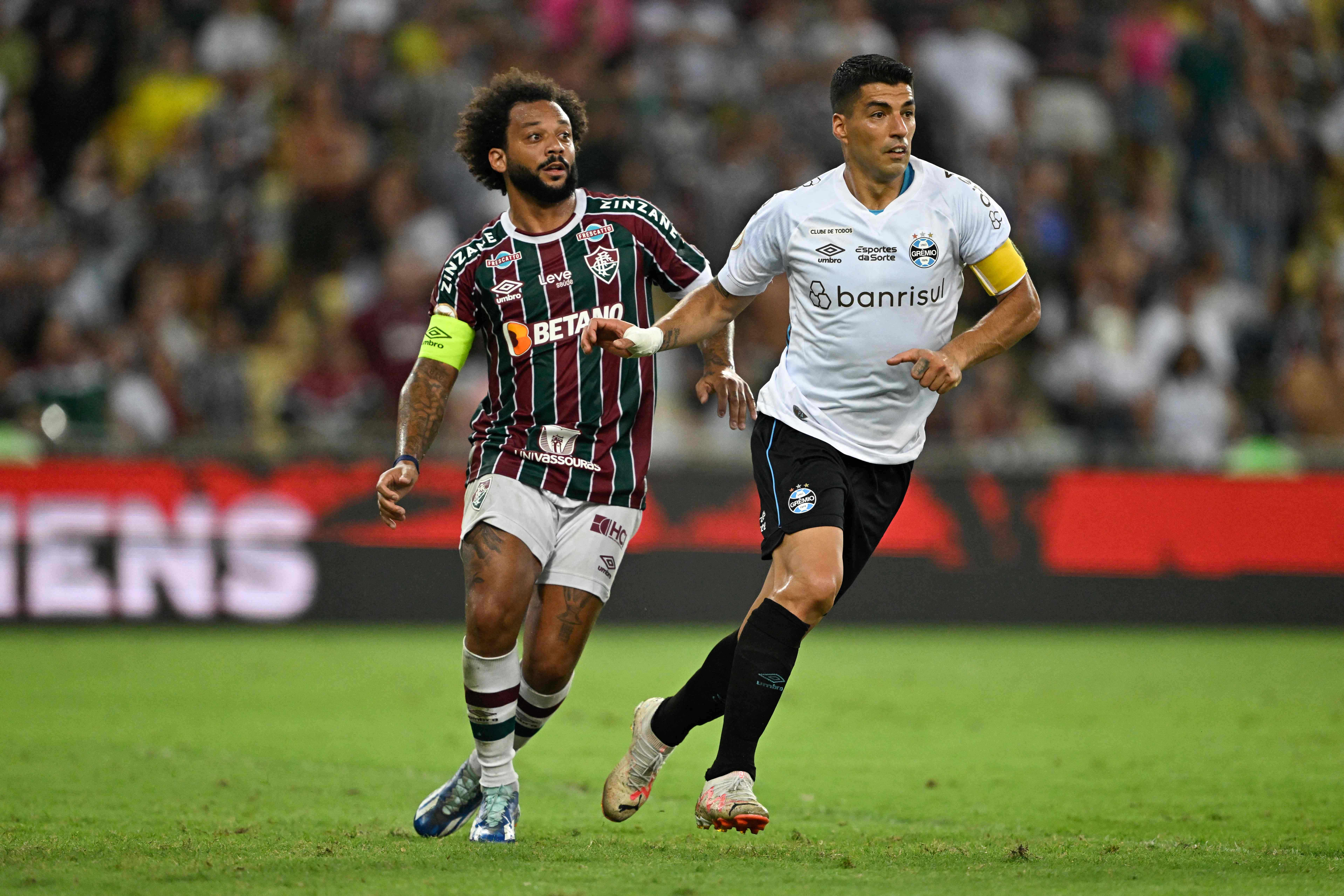 Luis Suárez scores twice for Gremio at the Maracanã, next stop