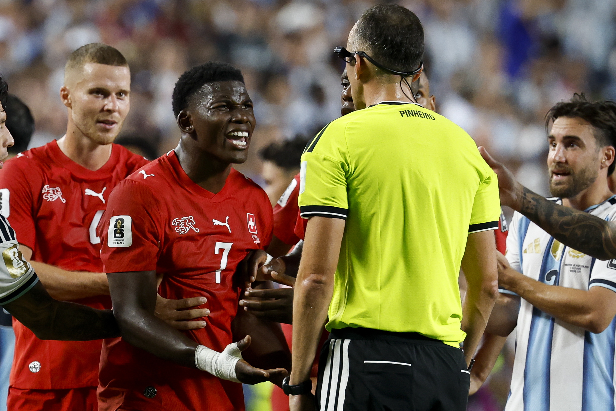 Era roja para Embolo en el Argentina vs Suiza? Esto dice el reglamento - AS  USA