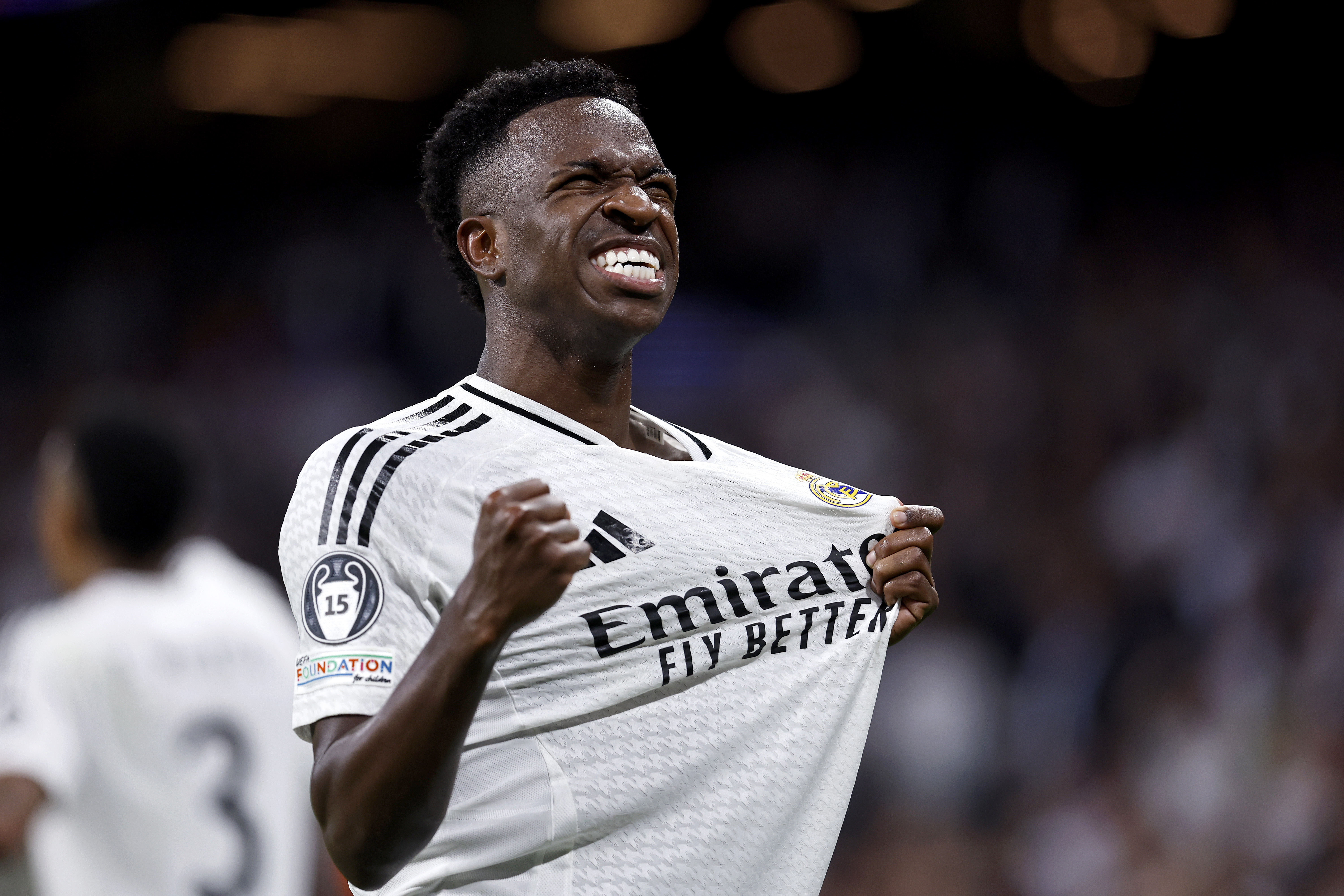 Vinicius aspira a hacerse con el máximo reconocimiento a nivel individual del mundo del fútbol. Desde que llegó al club blanco en el verano de 2018, el delantero brasileño ha ido progresando y mejorando en su juego y se ha vuelto diferencial en el conjunto de Carlo Ancelotti, además de convertirse en una figura importante de la Selección brasileña. Vinicius ya lleva 113 goles y más de 350 partidos en toda su carrera.