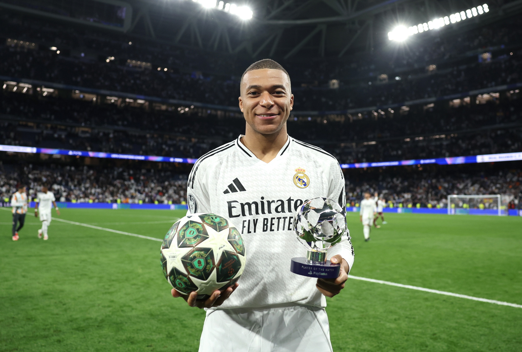 Kylian Mbapp con el baln de su hat trick y el trofeo MVP del partido tras finalizar el encuentro.