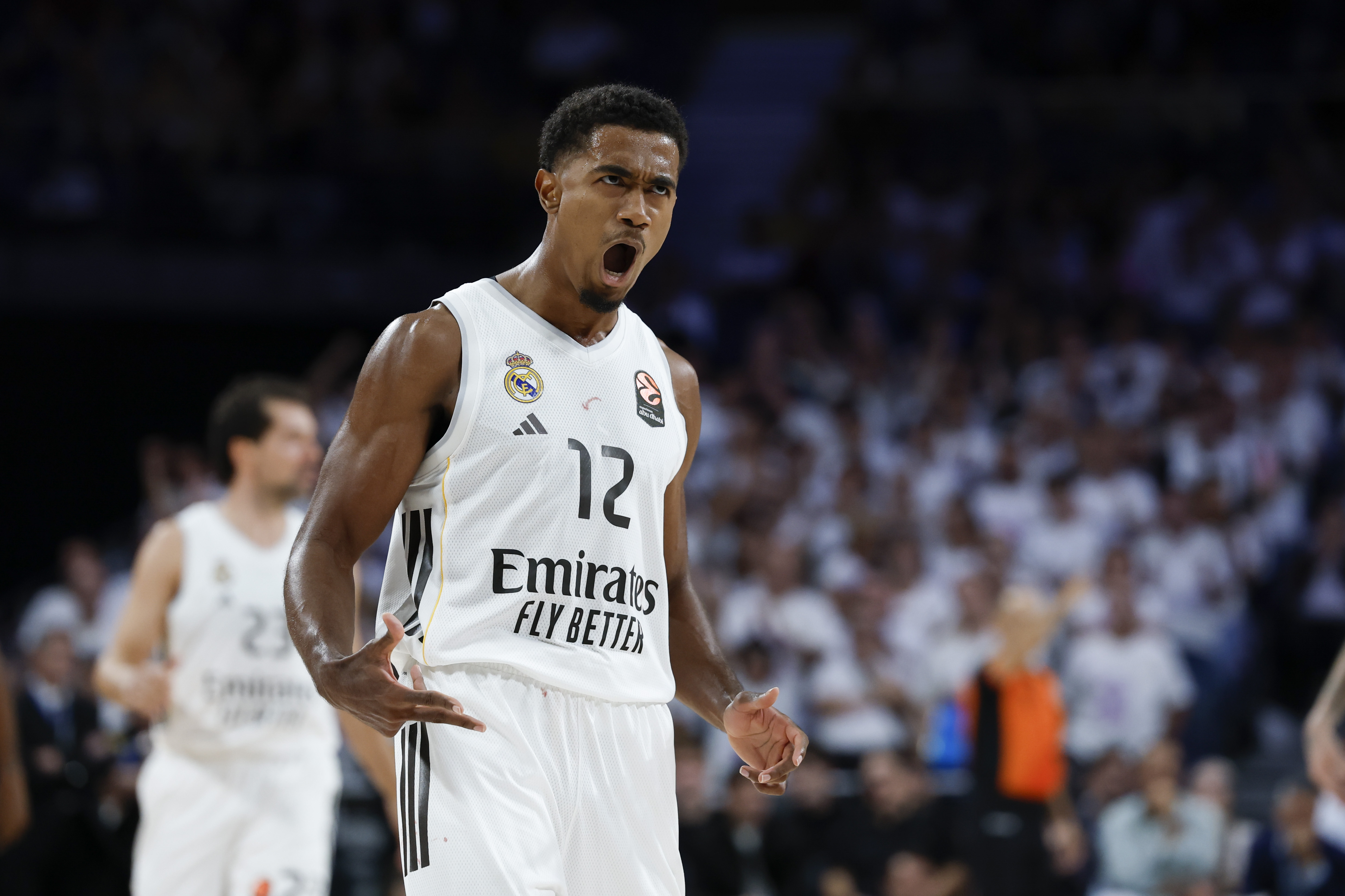 El base del Real Madrid Theo Maledon, durante el encuentro correspondiente a la fase regular de la Euroliga que disputan hoy miércoles en el Movistar Arena, en Madrid.