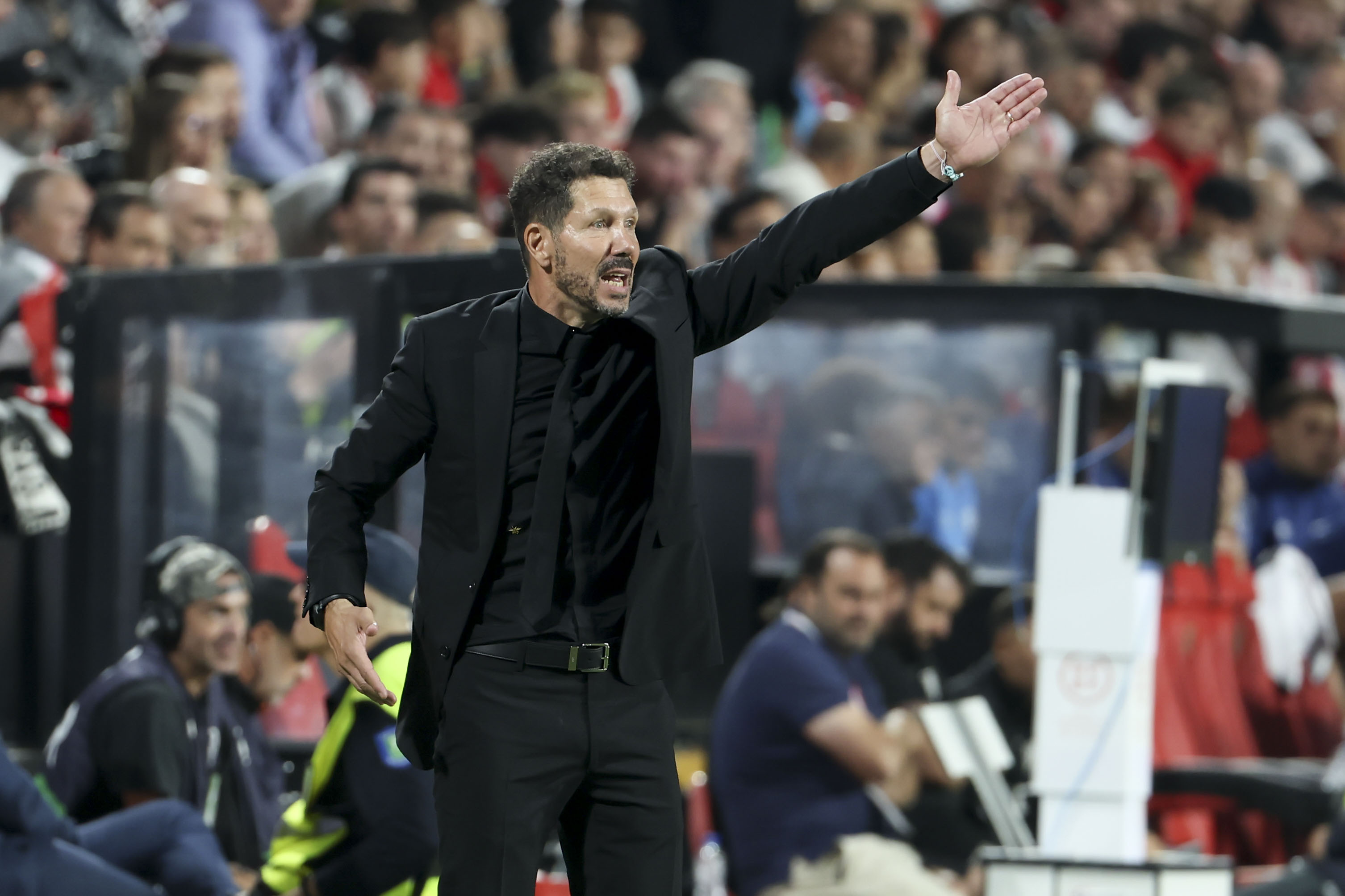 MADRID, 22/09/2024.- El entrenador del Atlético de Madrid, el argentino Diego Pablo 'Cholo' Simeone, da instrucciones a sus jugadores durante el partido de LaLiga EA Sports que enfrenta a sus equipo contra el Rayo Vallecano en el Estadio de Vallecas en Madrid este domingo. EFE/ Kiko Huesca
