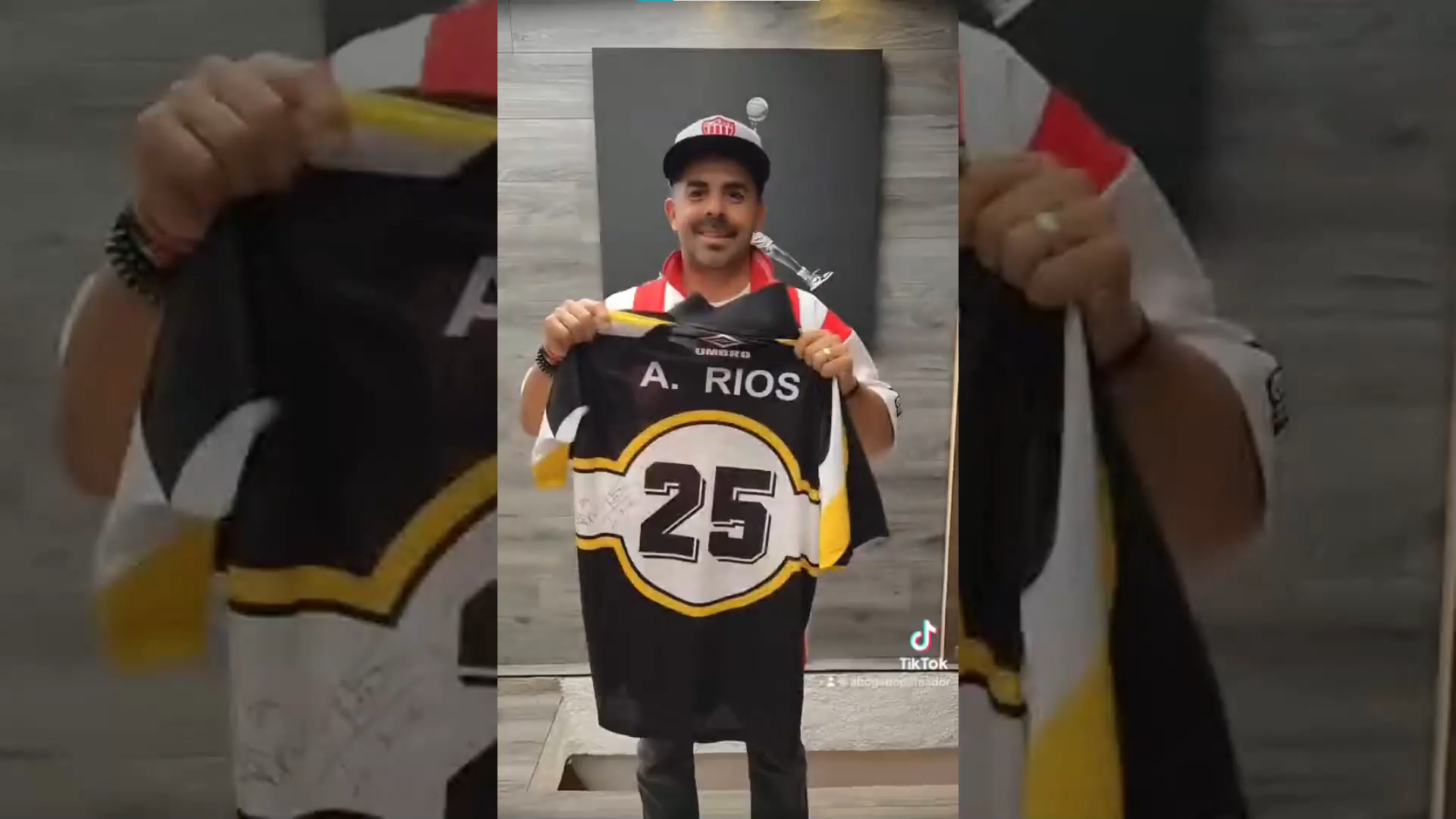Vídeo: La inverosímil colección de playeras del Necaxa de este fan de los Rayos