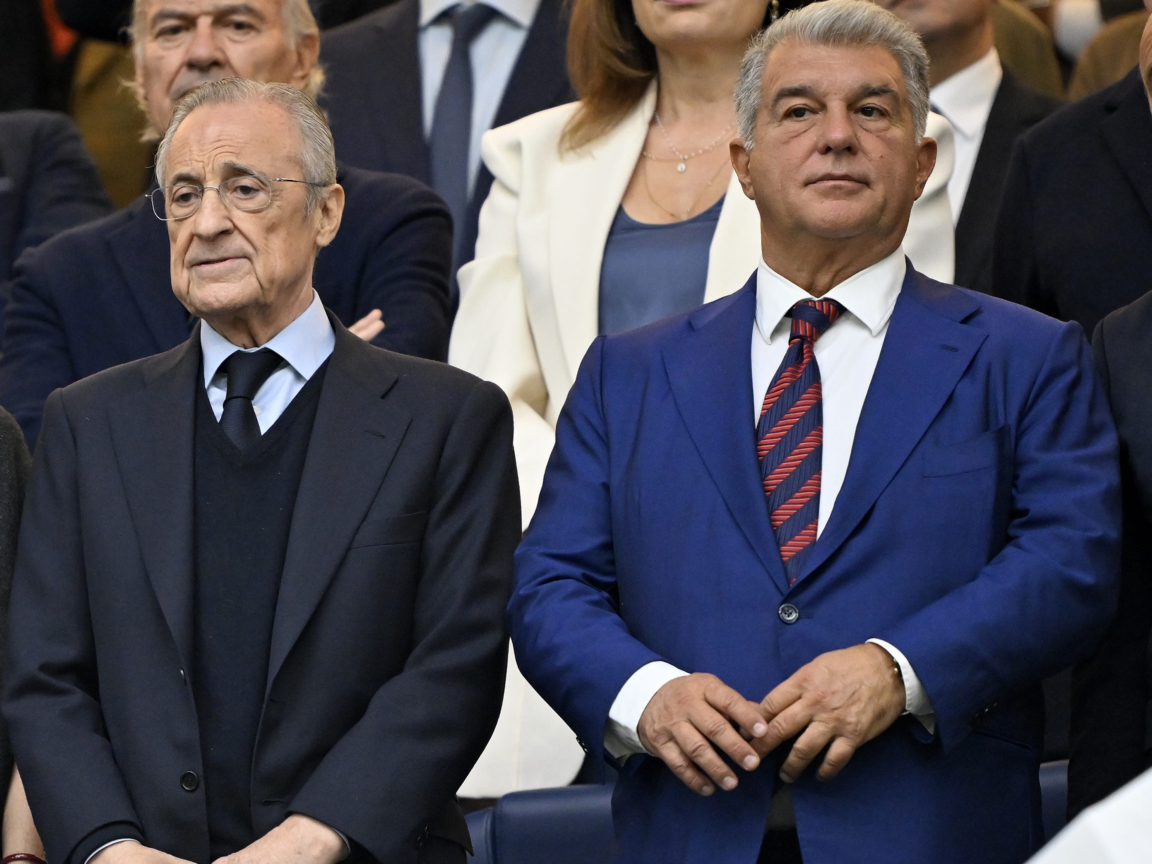 Florentino Perez, Joan Laporta e Isabel Díaz Ayuso en el palco del estadio Santiago Bernabéu.