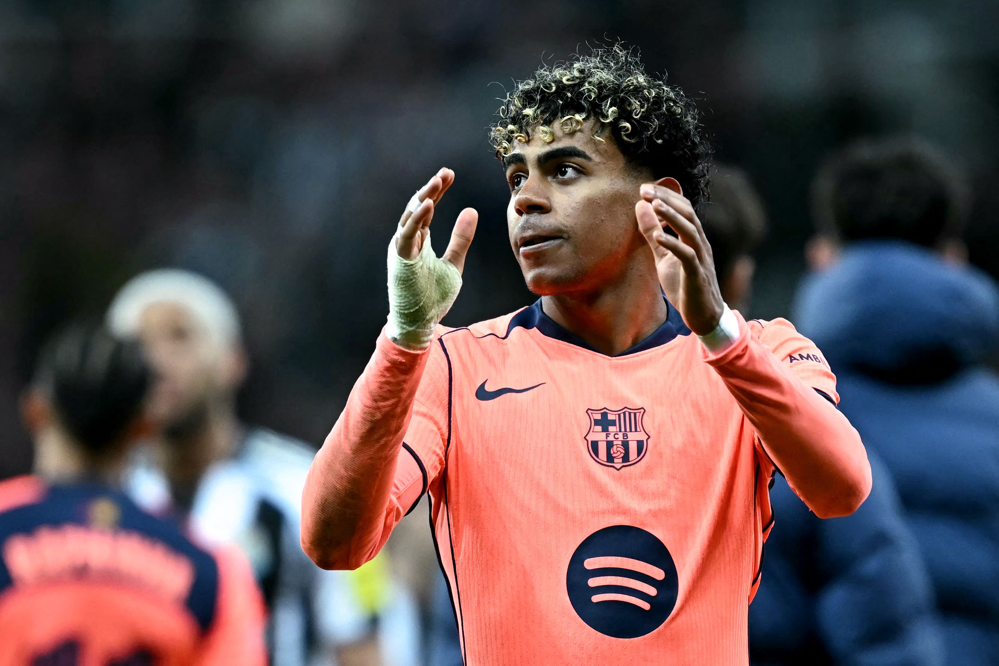 Barcelona's Spanish forward #10 Lamine Yamal applauds the fans following  the UEFA Champion's League, round of 16 football match between Newcastle United and FC Barcelona at St James' Park in Newcastle-upon-Tyne, north east England on March 10, 2026. (Photo by Paul ELLIS / AFP)