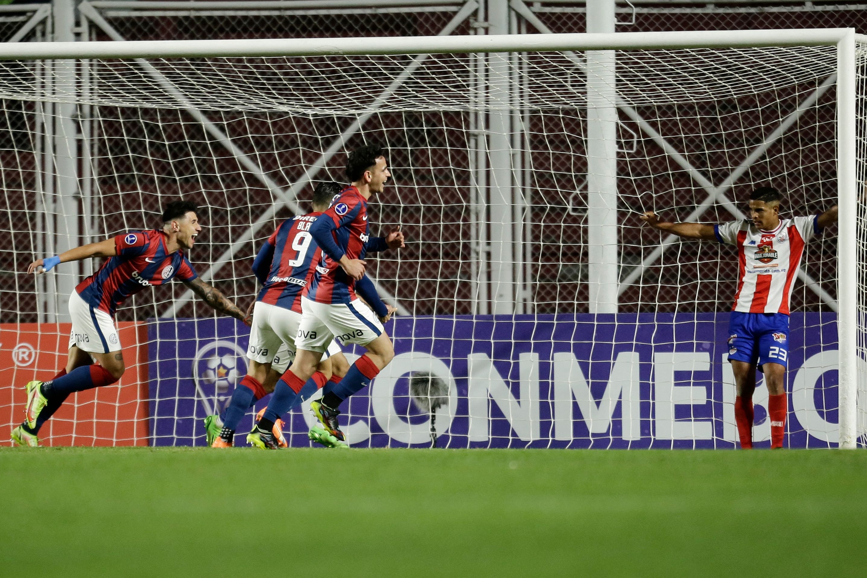 San Lorenzo goleó a Estudiantes de Mérida y con la ayuda de Fortaleza, sigue en la Copa Sudamericana