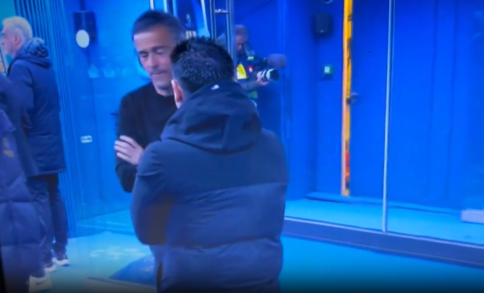 El momento más esperado: así fue el encuentro entre Xavi y Luis Enrique en el túnel de vestuarios