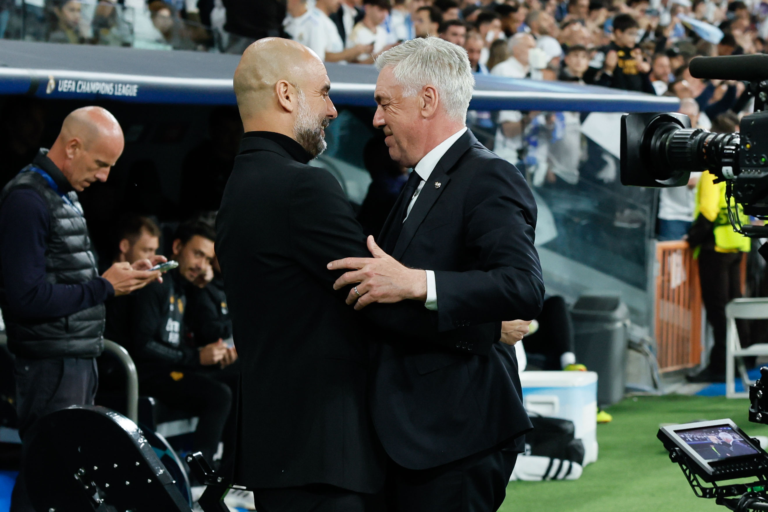 MADRID, 09/04/2024.- Los técnicos del Real Madrid, el italiano Carlo Ancelotti (d) y del Manchester City, el español Pep Guardiola, se saludan antes del inicio del encuentro correspondiente a los cuartos de final de la Liga de Campeones que Real Madrid y Manchester City disputan hoy martes en el estadio Santiago Bernabéu, en Madrid. EFE / Ballesteros.
